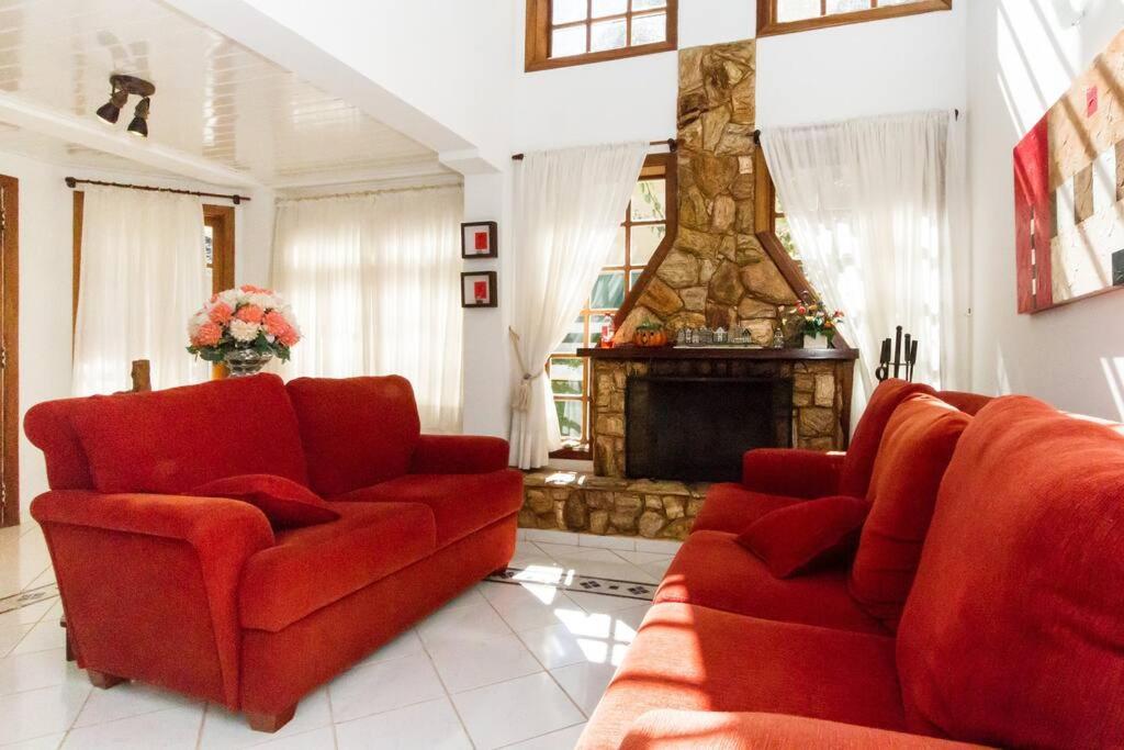 CASA EM CONDOMINIO FECHADO COM LAREIRA