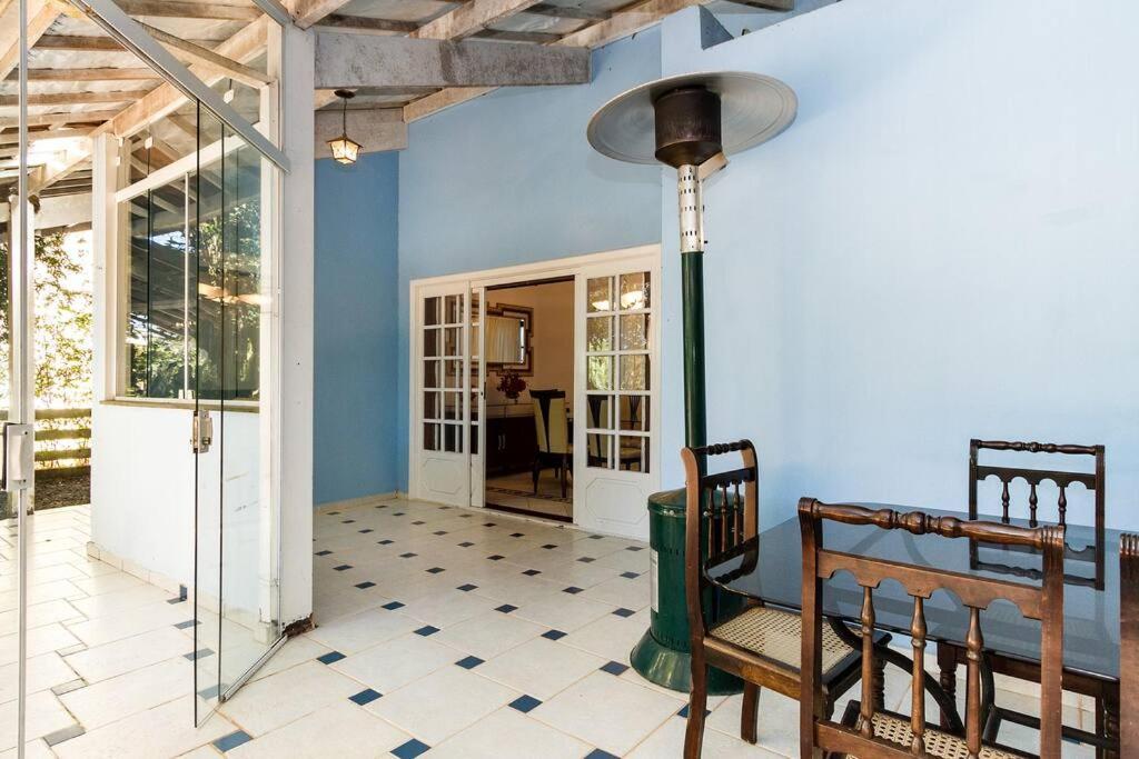 CASA EM CONDOMINIO FECHADO COM LAREIRA