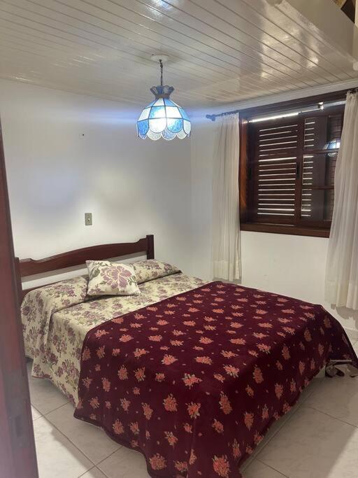 CASA EM CONDOMINIO FECHADO COM LAREIRA