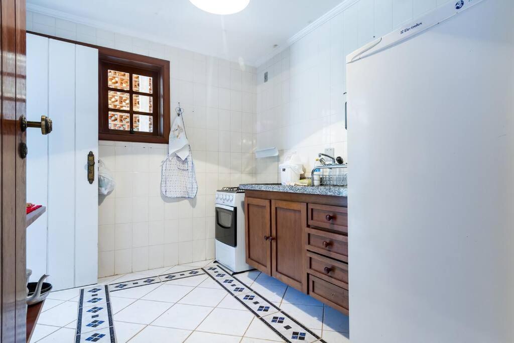 CASA EM CONDOMINIO FECHADO COM LAREIRA