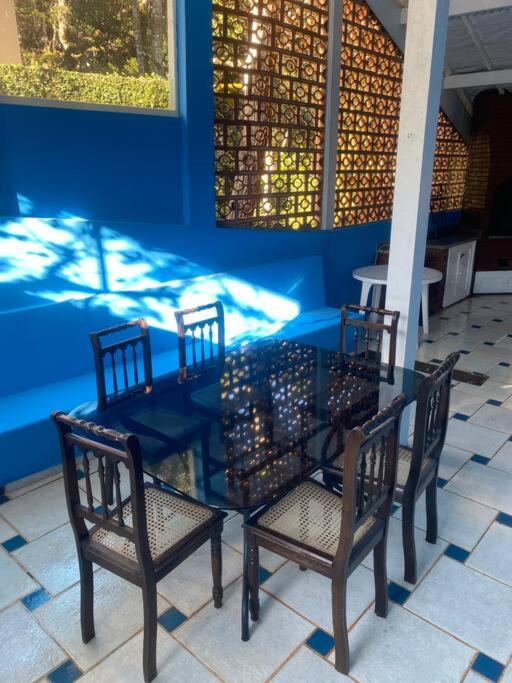 CASA EM CONDOMINIO FECHADO COM LAREIRA
