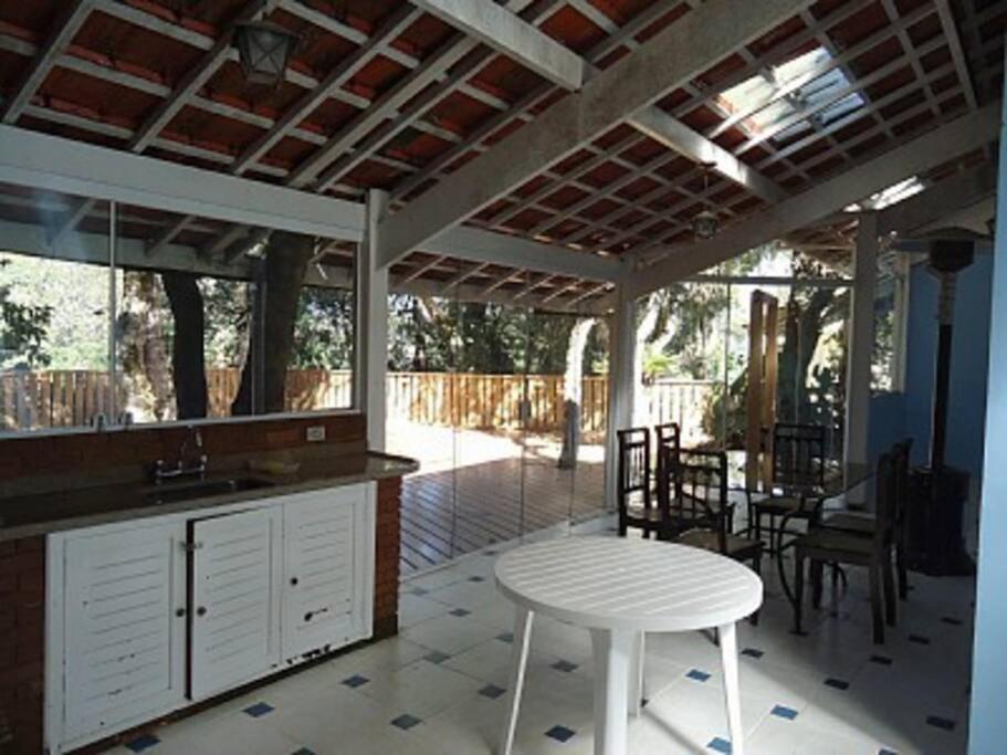 CASA EM CONDOMINIO FECHADO COM LAREIRA