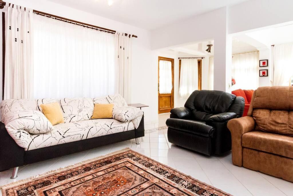 CASA EM CONDOMINIO FECHADO COM LAREIRA