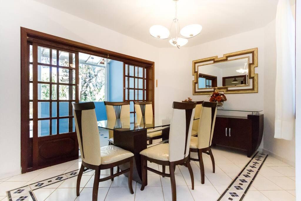 CASA EM CONDOMINIO FECHADO COM LAREIRA