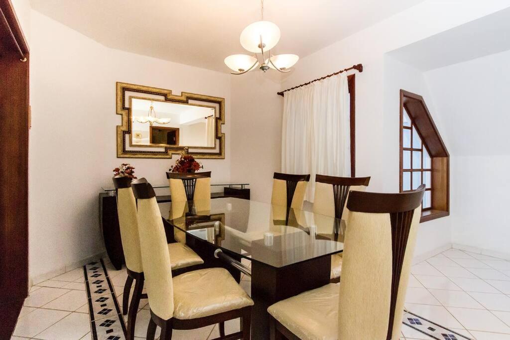 CASA EM CONDOMINIO FECHADO COM LAREIRA