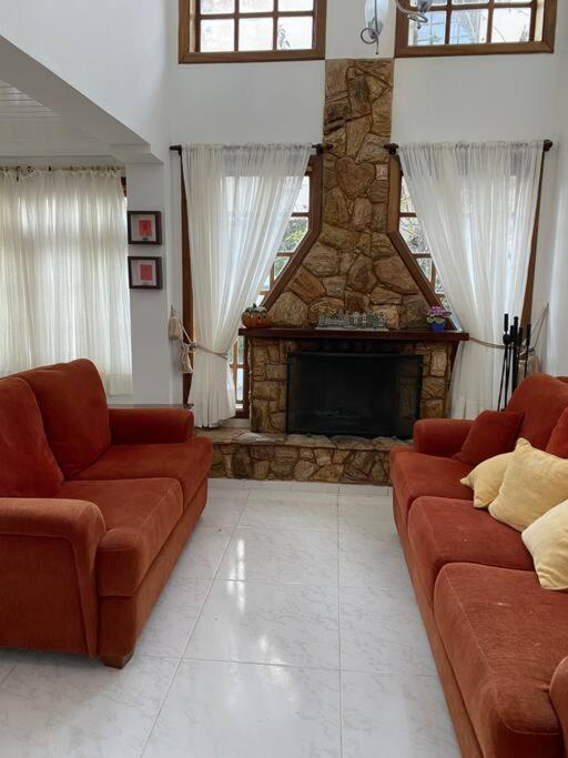 CASA EM CONDOMINIO FECHADO COM LAREIRA