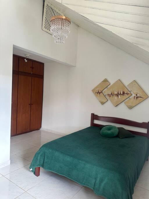 CASA EM CONDOMINIO FECHADO COM LAREIRA