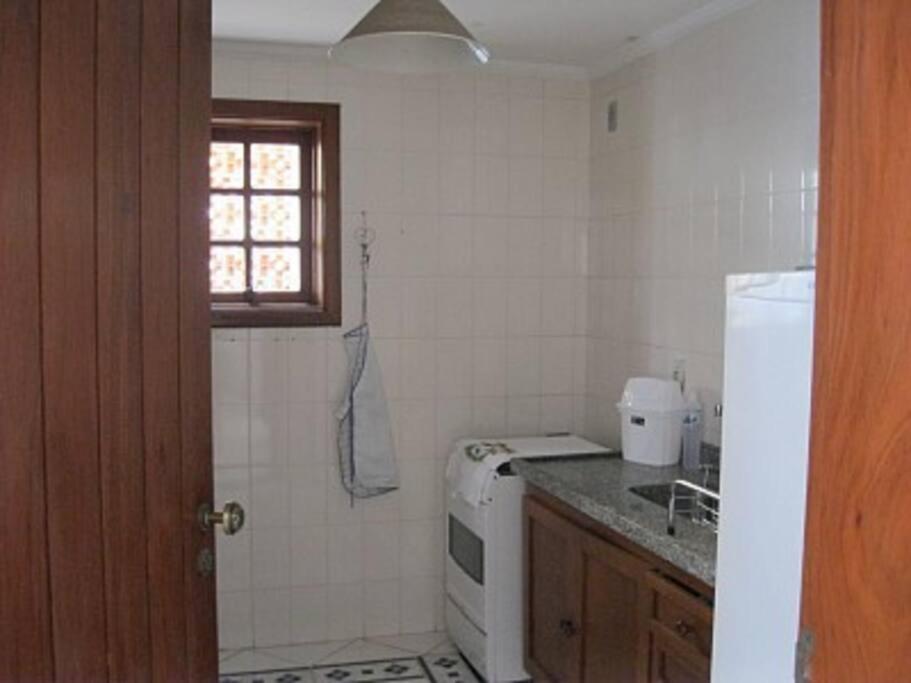CASA EM CONDOMINIO FECHADO COM LAREIRA