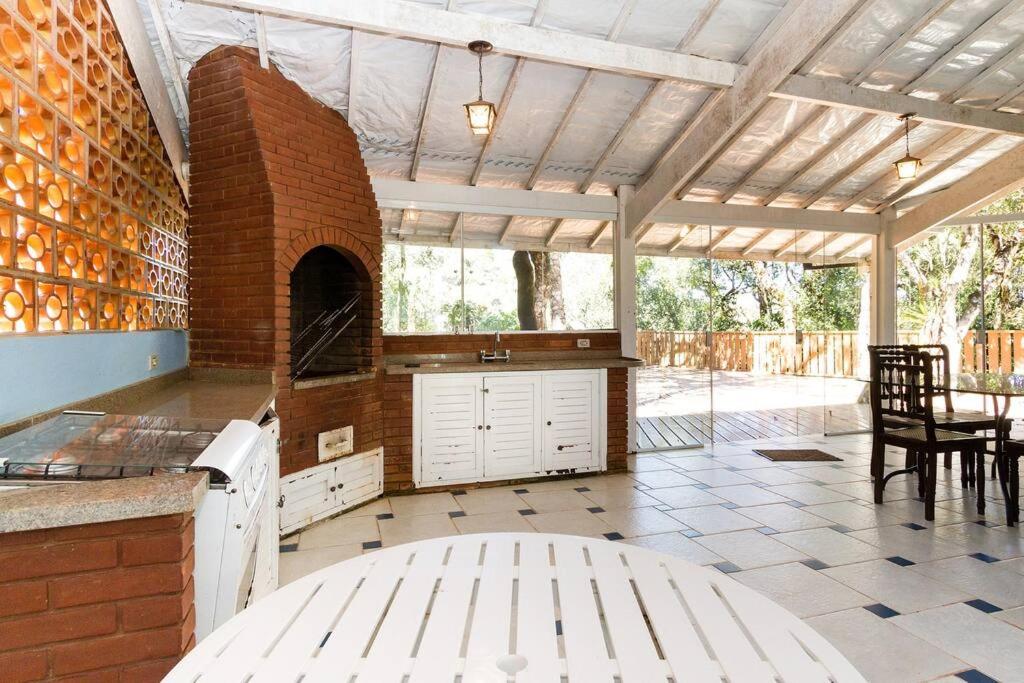 CASA EM CONDOMINIO FECHADO COM LAREIRA