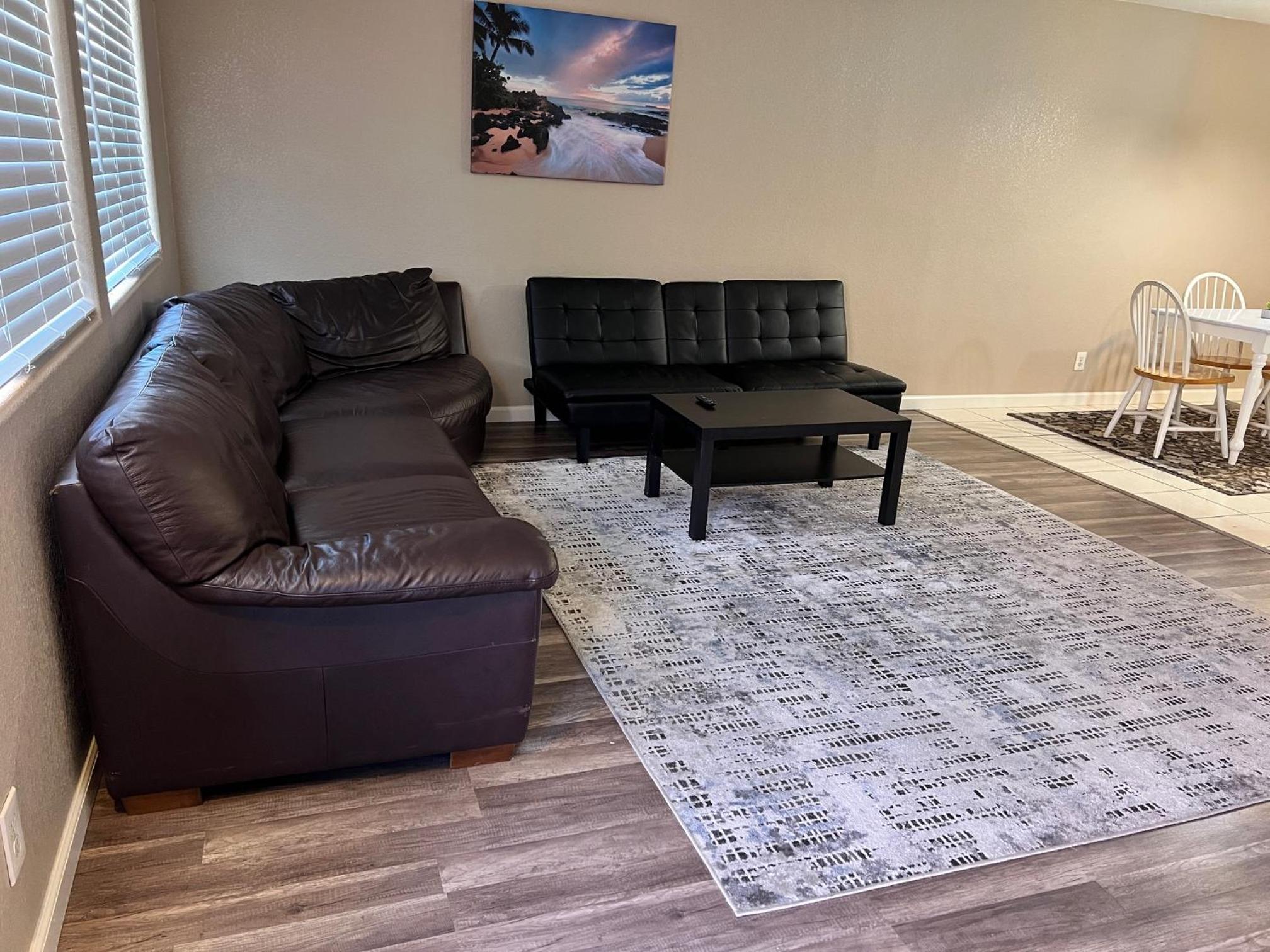 Quiet 1bed,1bath condo with free parking view 3