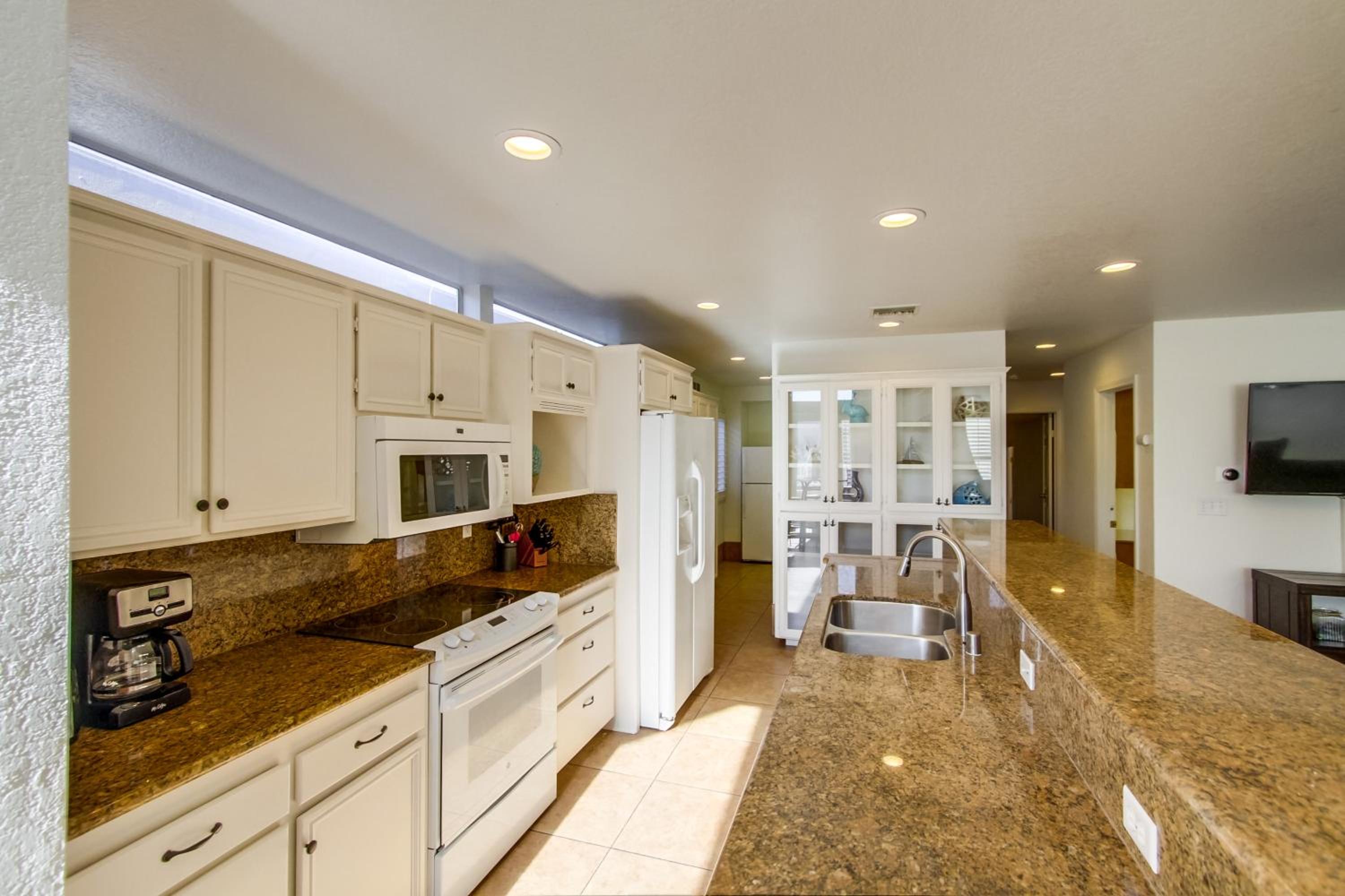 Massive Beach Home with Ocean View & Amazing Rooftop view 4
