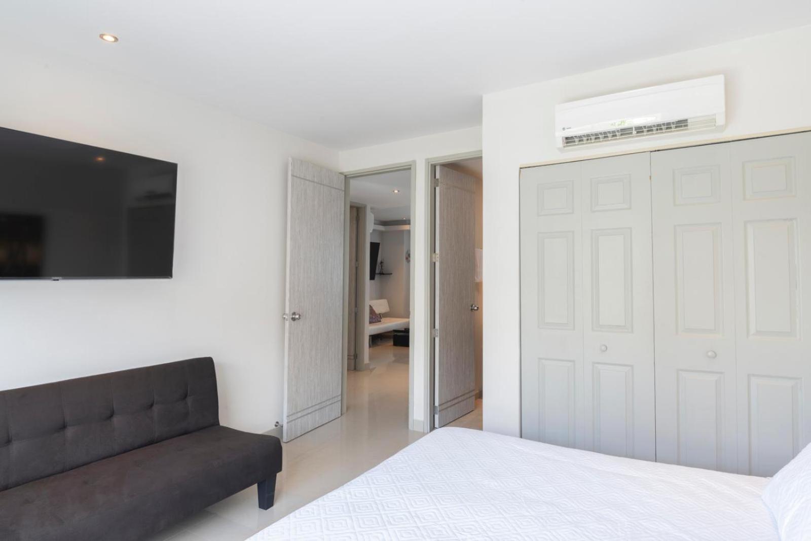 Sunshine 503 Beautiful SeaView 2Beds2bath w AC front Beach