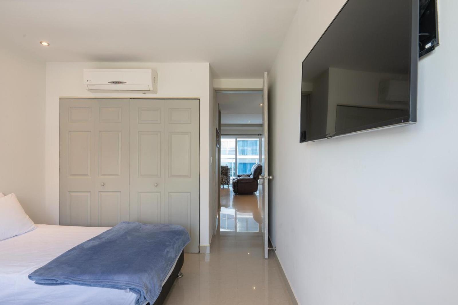 Sunshine 503 Beautiful SeaView 2Beds2bath w AC front Beach
