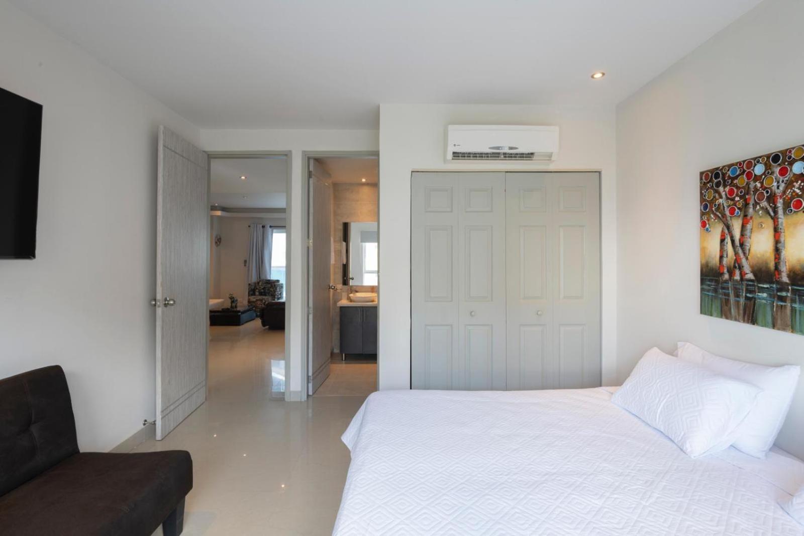 Sunshine 503 Beautiful SeaView 2Beds2bath w AC front Beach