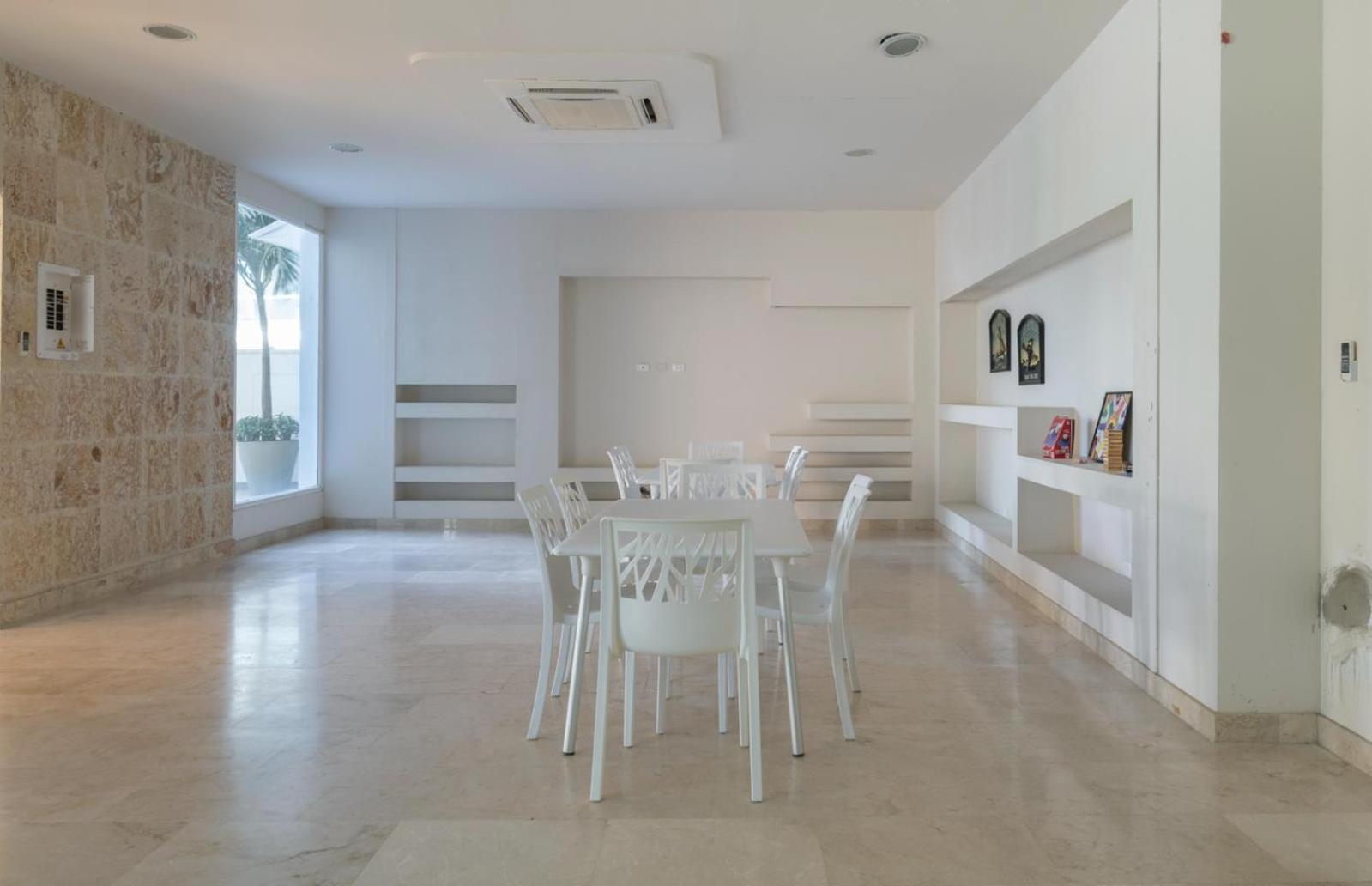 Sunshine 503 Beautiful SeaView 2Beds2bath w AC front Beach