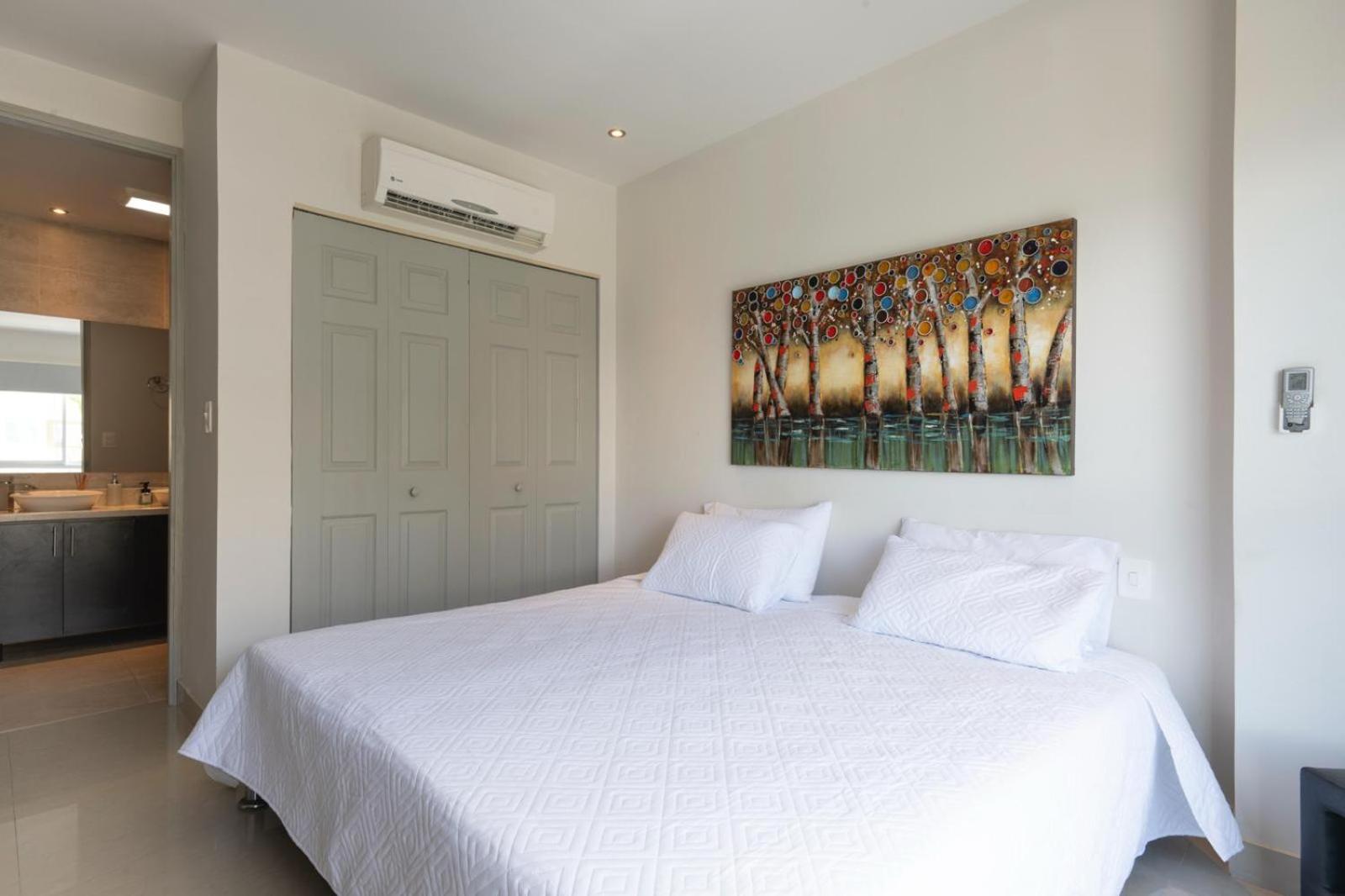 Sunshine 503 Beautiful SeaView 2Beds2bath w AC front Beach