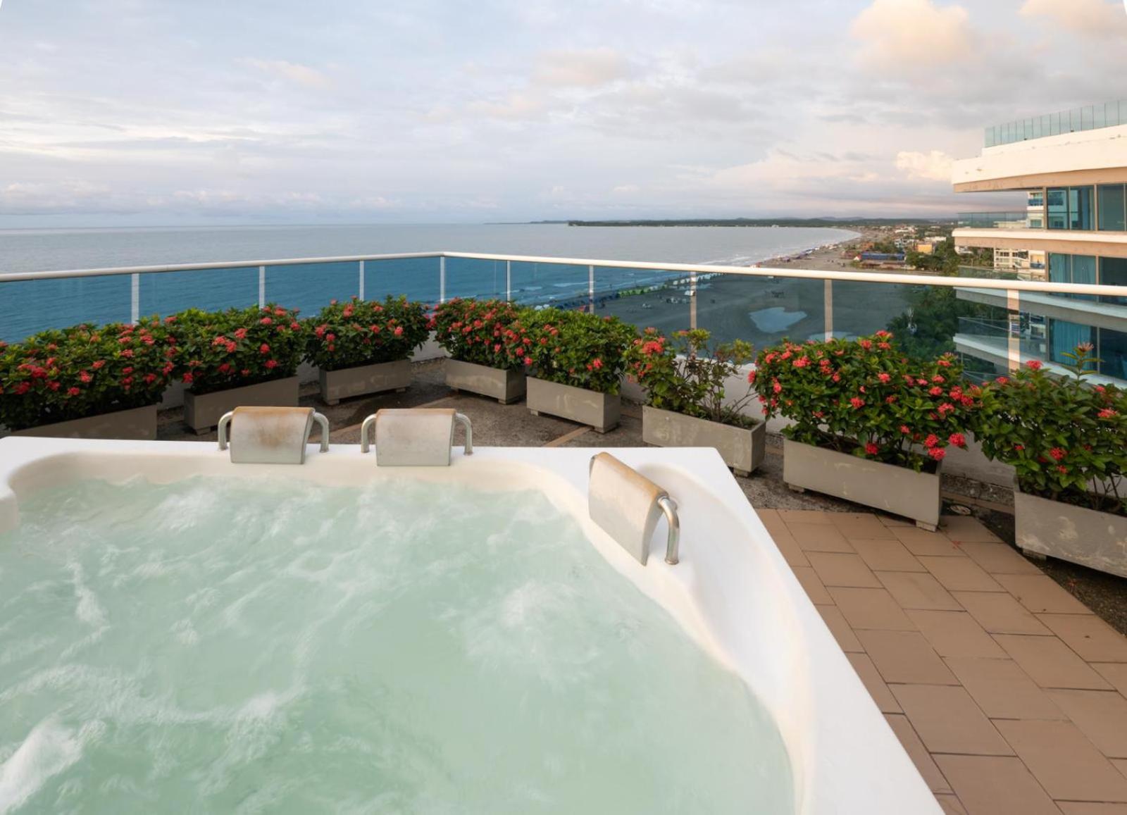 Sunshine 503 Beautiful SeaView 2Beds2bath w AC front Beach