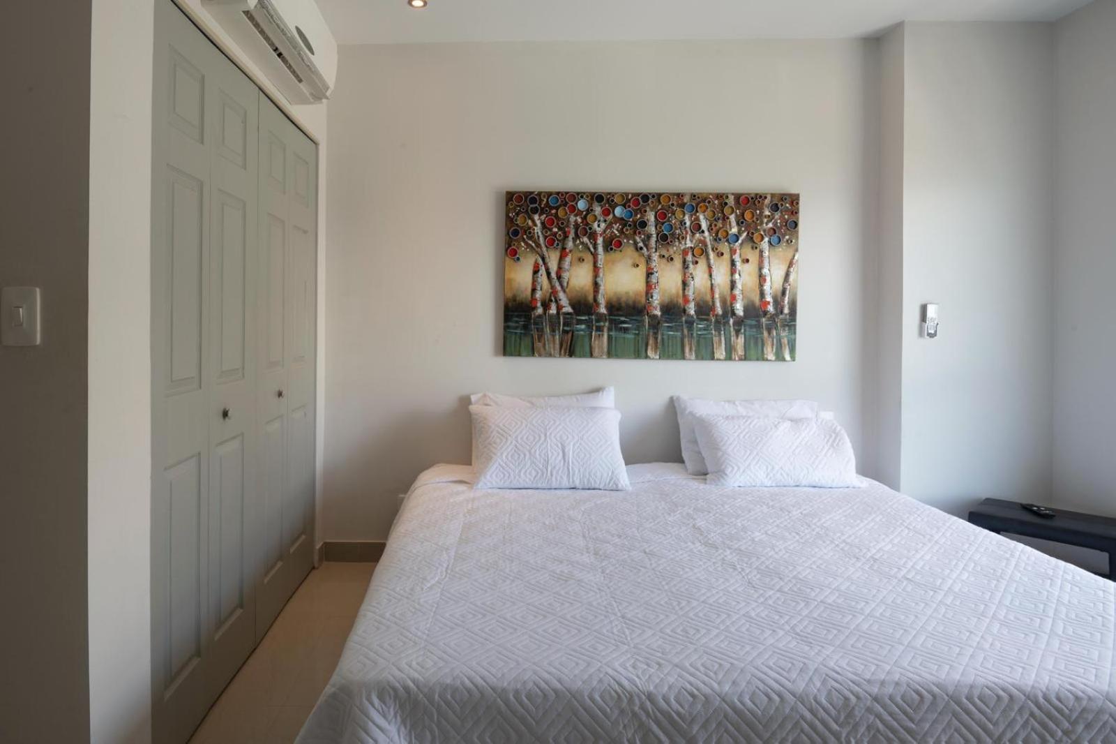 Sunshine 503 Beautiful SeaView 2Beds2bath w AC front Beach
