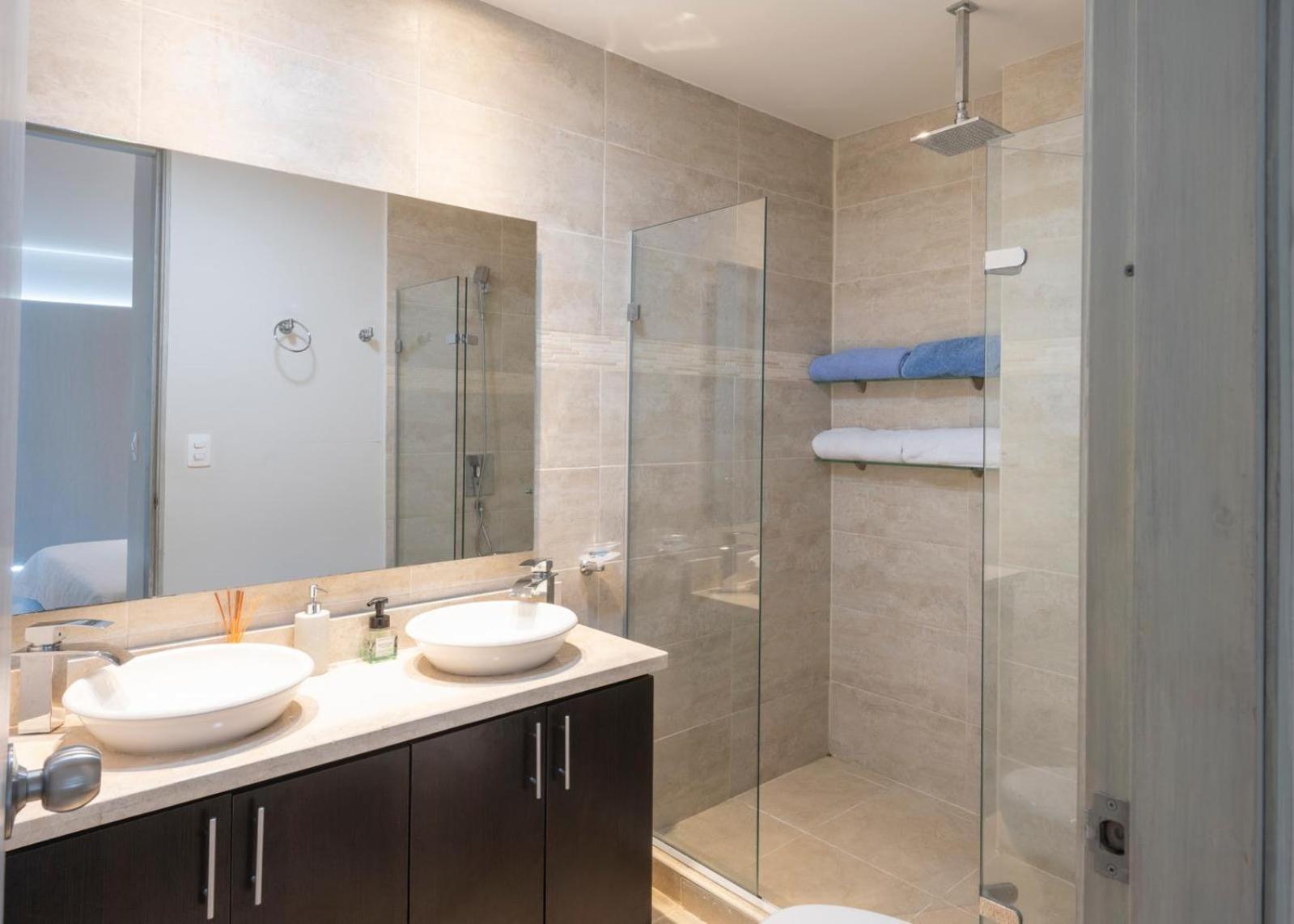 Sunshine 503 Beautiful SeaView 2Beds2bath w AC front Beach