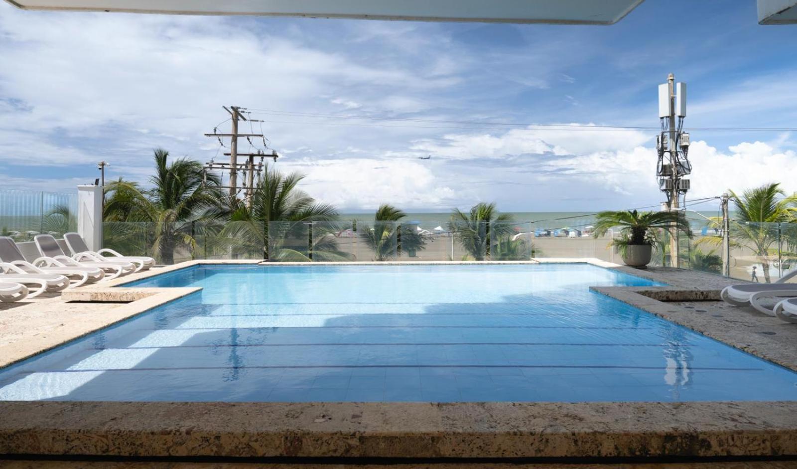 Sunshine 503 Beautiful SeaView 2Beds2bath w AC front Beach