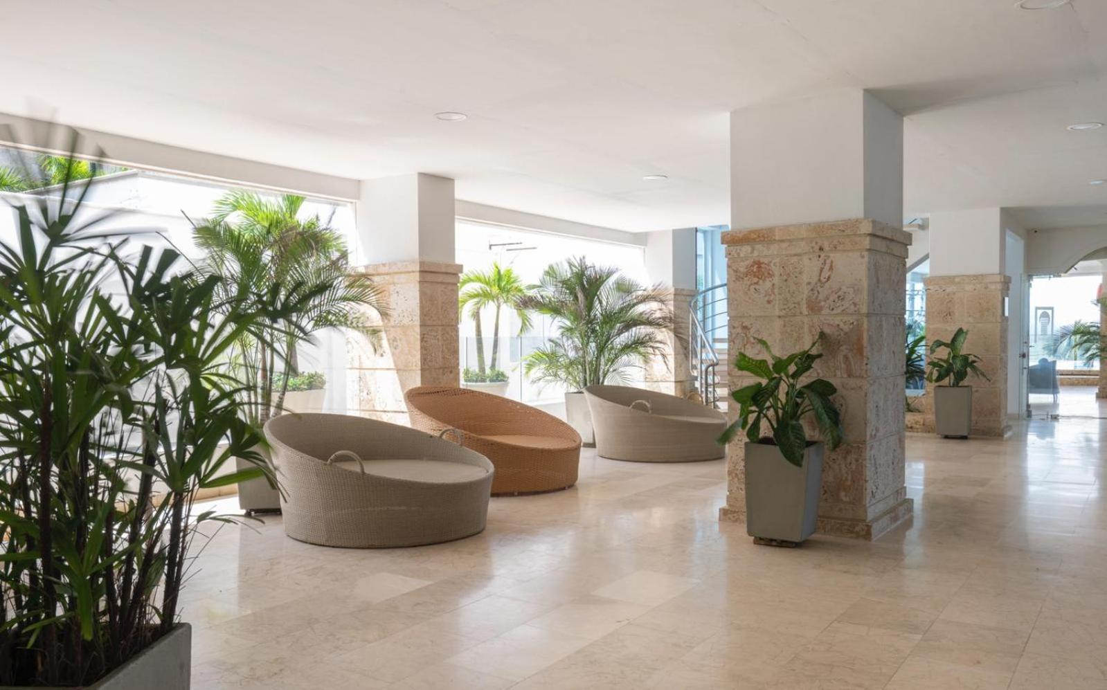 Sunshine 503 Beautiful SeaView 2Beds2bath w AC front Beach