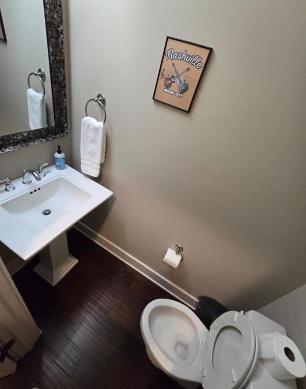 Elegant 4 King Belmont Retreat with 2 Living Rooms Walk to Belmont and Vanderbilt Near 12th South Music Row & The Gulch 2 miles to Broadway Large Dining Ta view 4