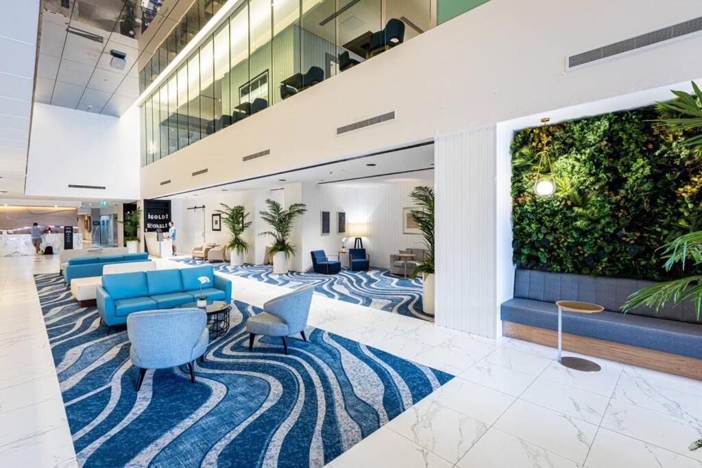 270° Panoramic Hilton Living