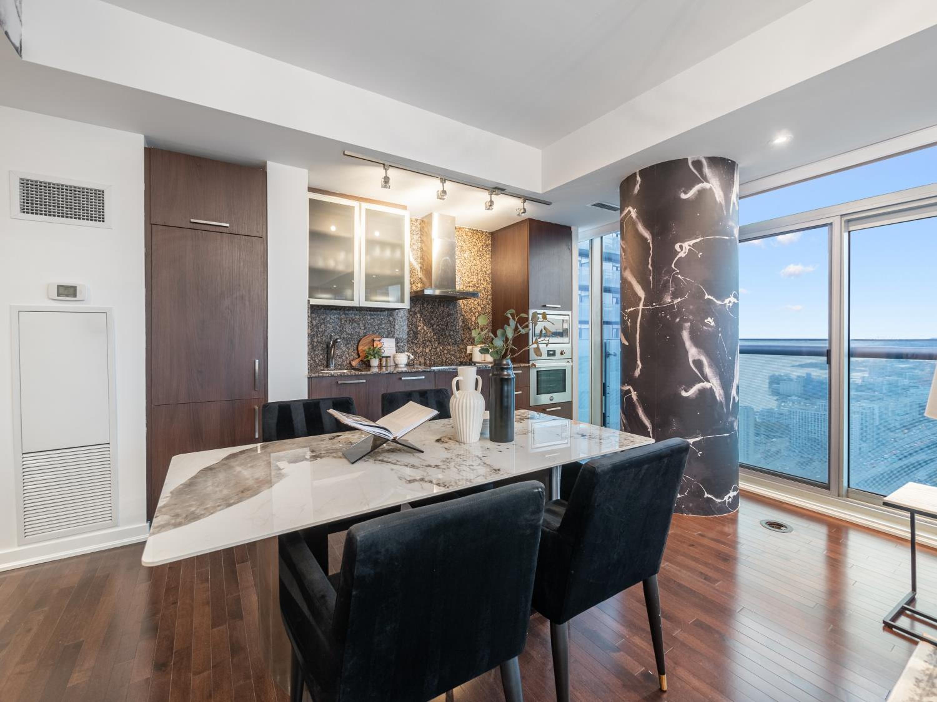 Luxury 2Br Condo Entertainment District Downtown CN Tower View Balcony Pool & Hot Tub