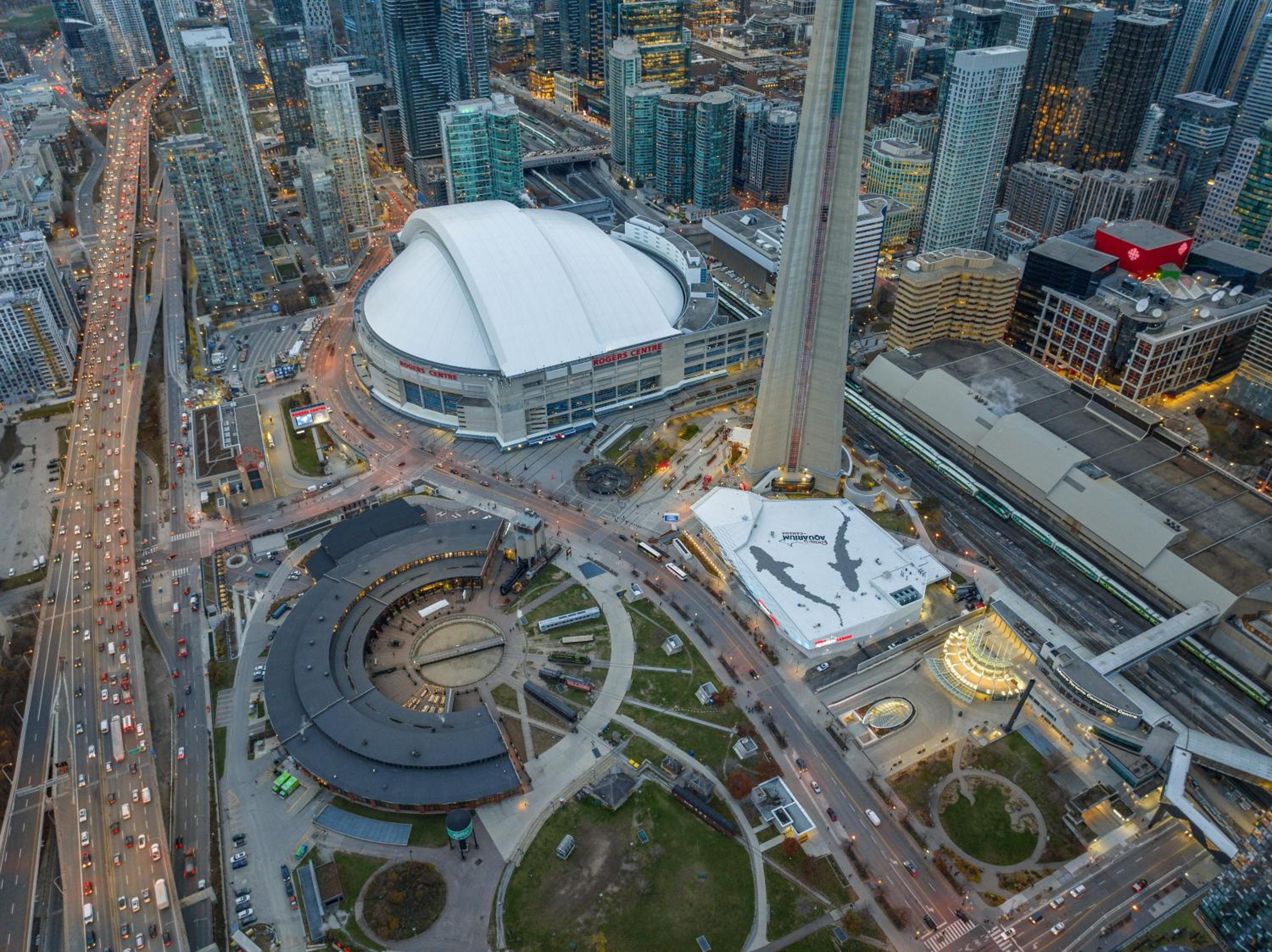 Luxury 2Br Condo Entertainment District Downtown CN Tower View Balcony Pool & Hot Tub