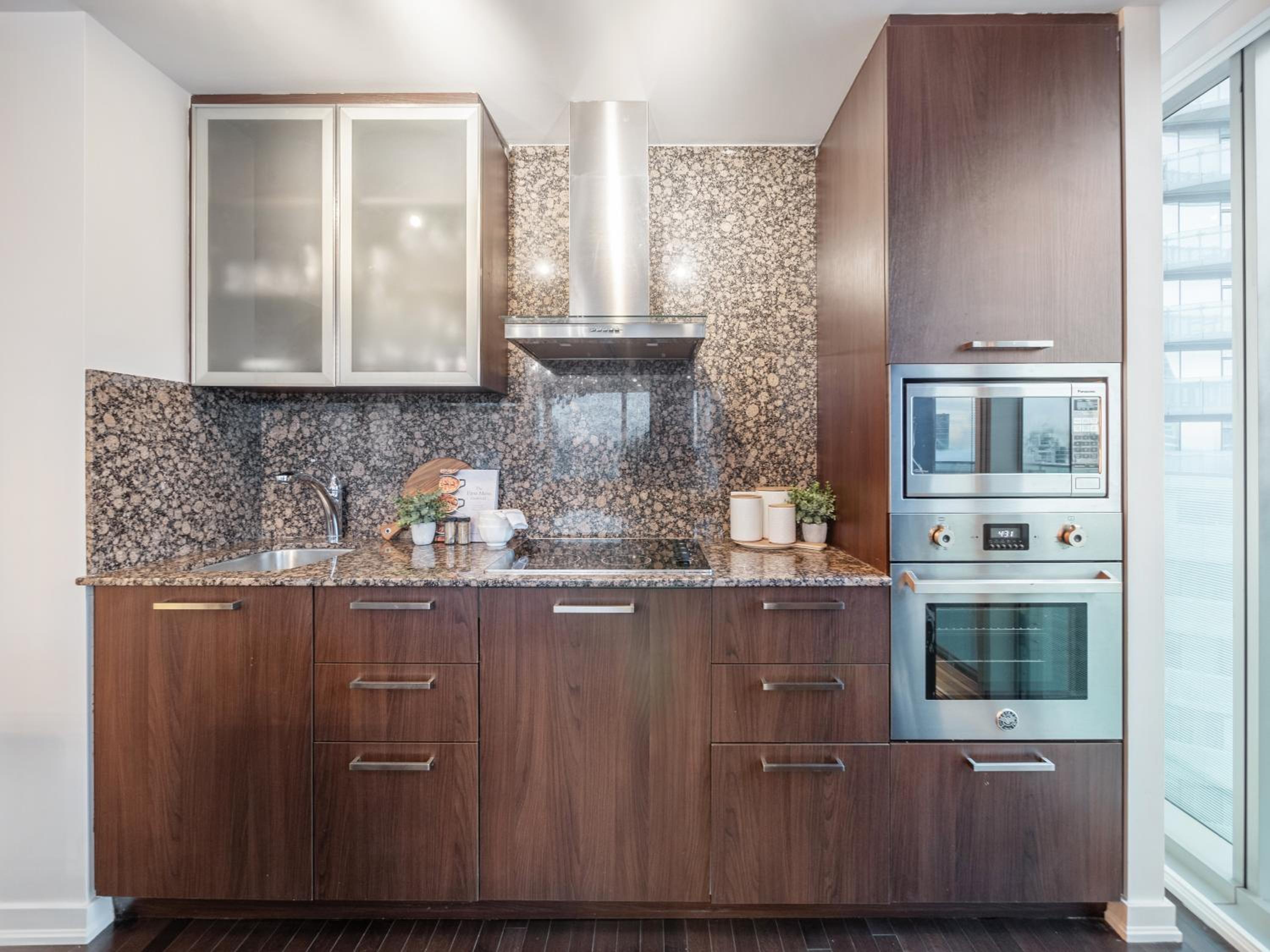 Luxury 2Br Condo Entertainment District Downtown CN Tower View Balcony Pool & Hot Tub