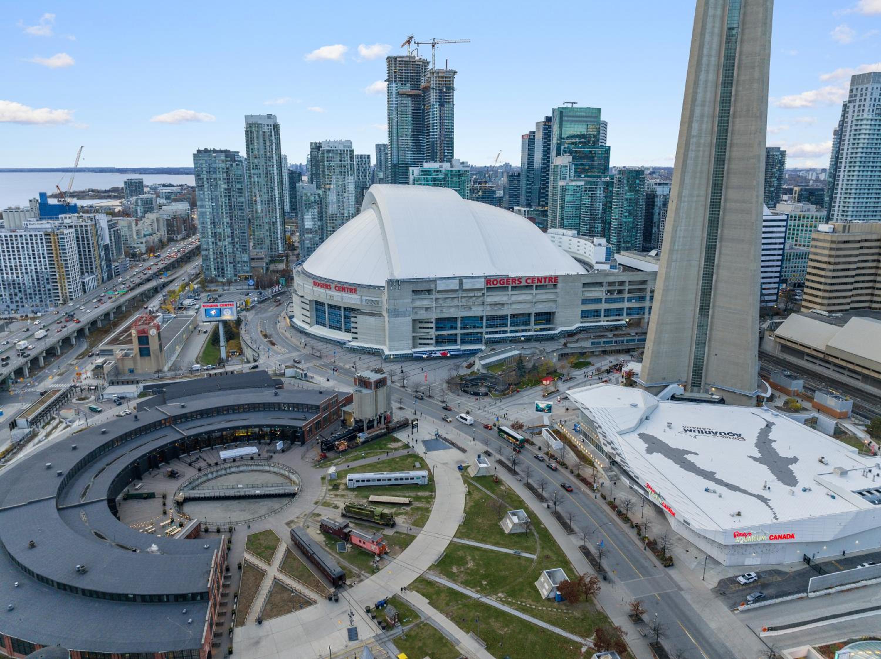 Luxury 2Br Condo Entertainment District Downtown CN Tower View Balcony Pool & Hot Tub