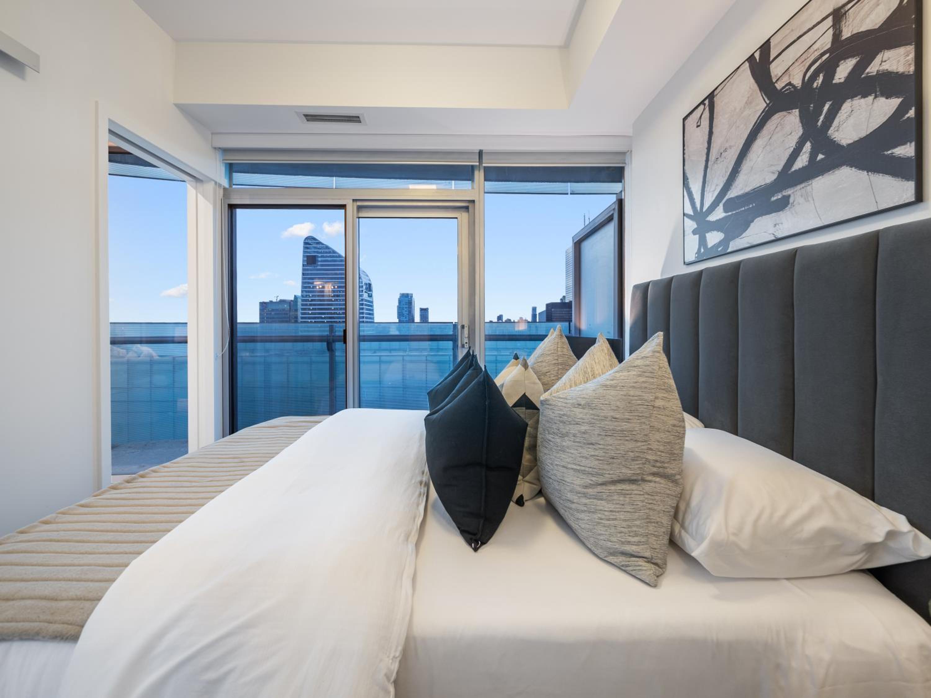 Luxury 2Br Condo Entertainment District Downtown CN Tower View Balcony Pool & Hot Tub