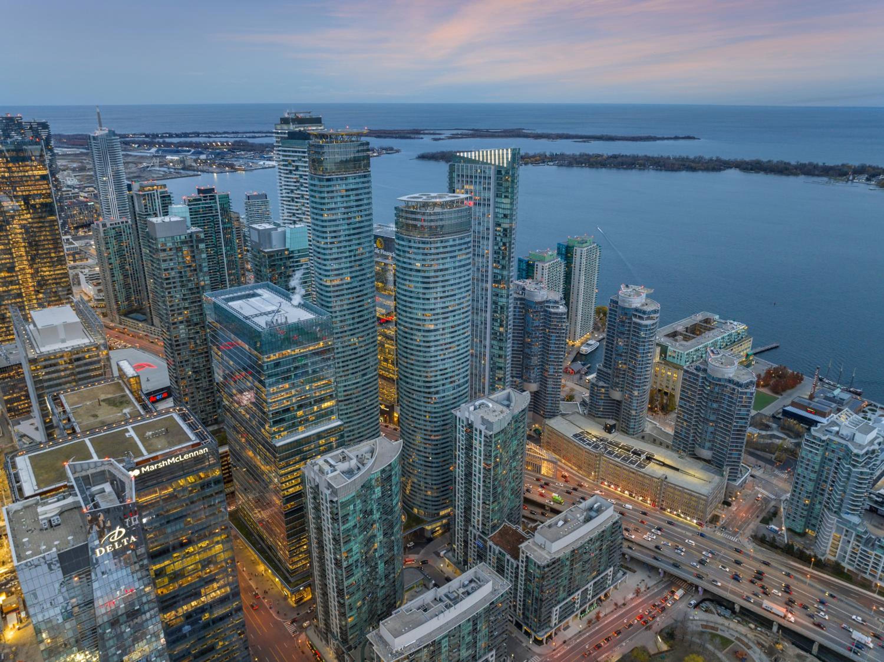 Luxury 2Br Condo Entertainment District Downtown CN Tower View Balcony Pool & Hot Tub