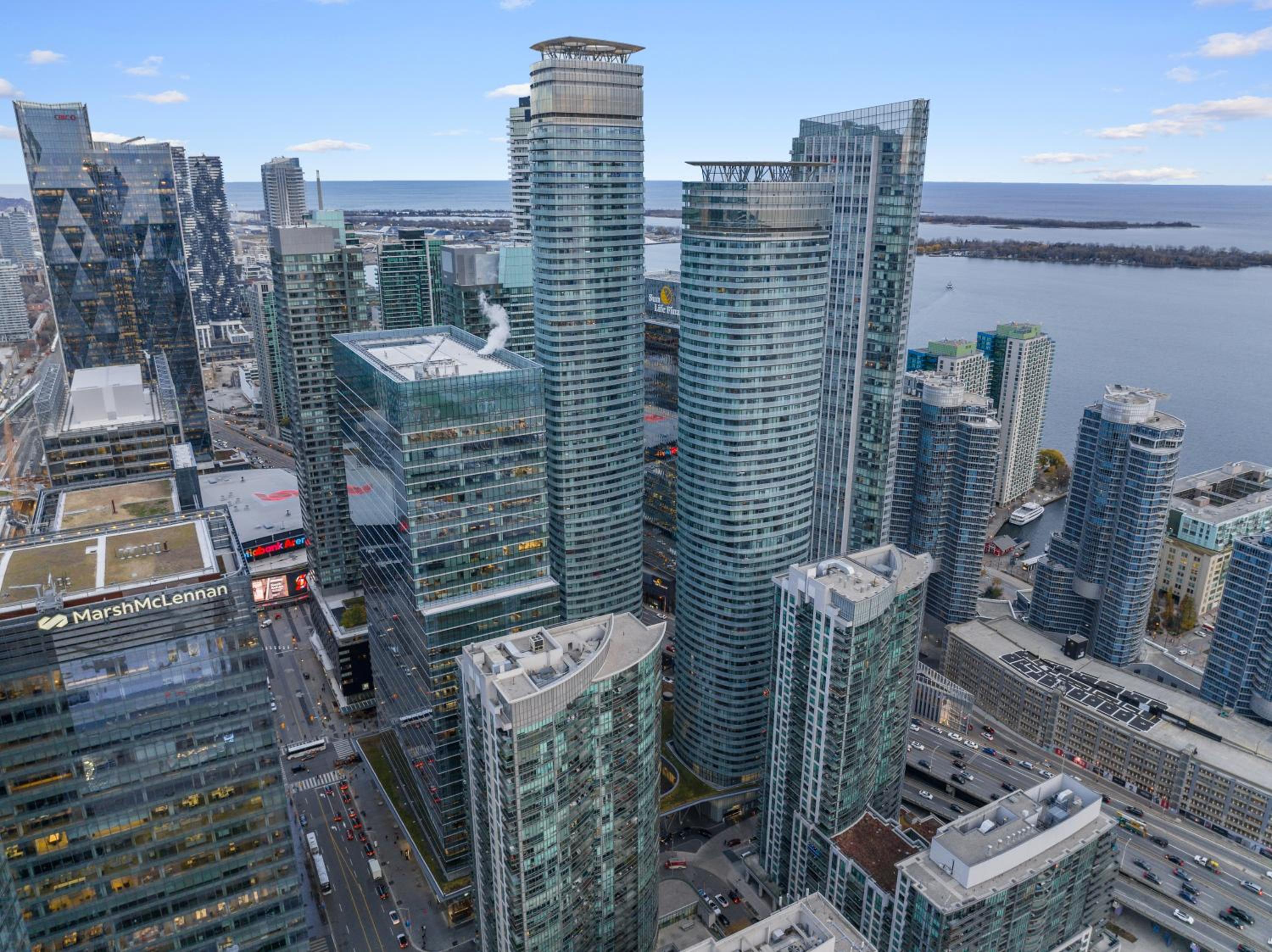 Luxury 2Br Condo Entertainment District Downtown CN Tower View Balcony Pool & Hot Tub