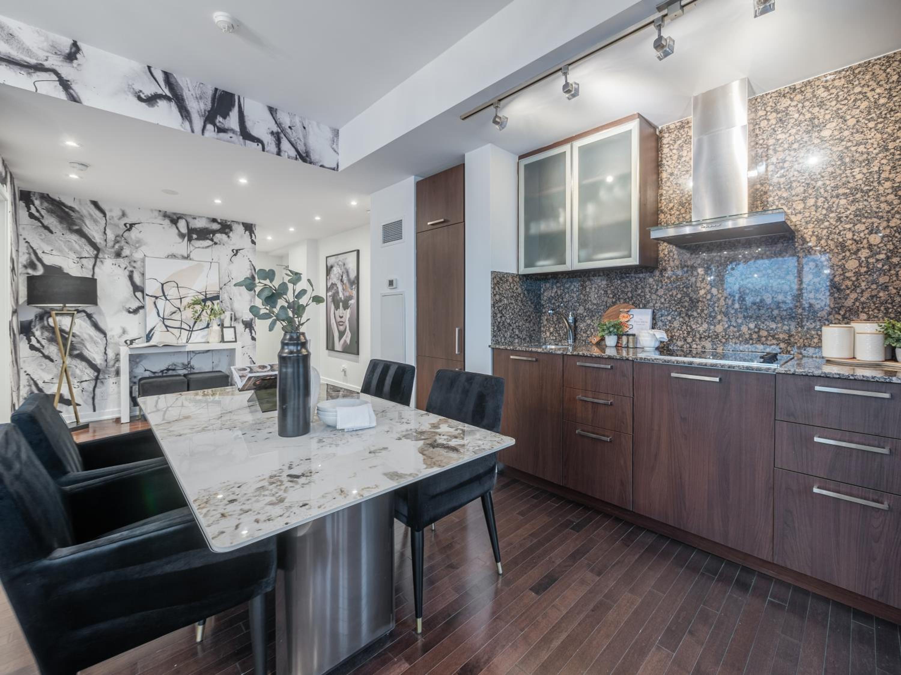 Luxury 2Br Condo Entertainment District Downtown CN Tower View Balcony Pool & Hot Tub