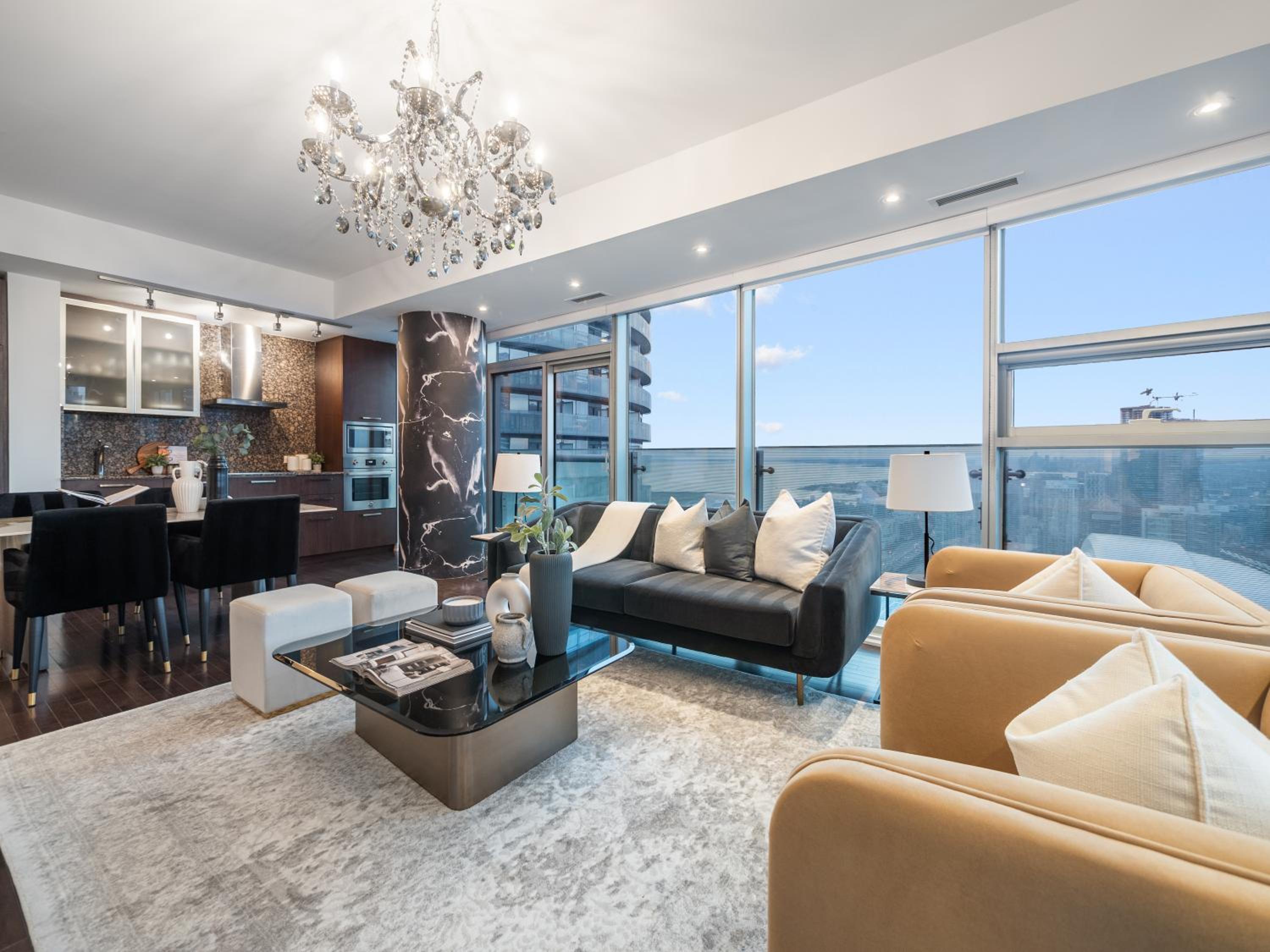 Luxury 2Br Condo Entertainment District Downtown CN Tower View Balcony Pool & Hot Tub