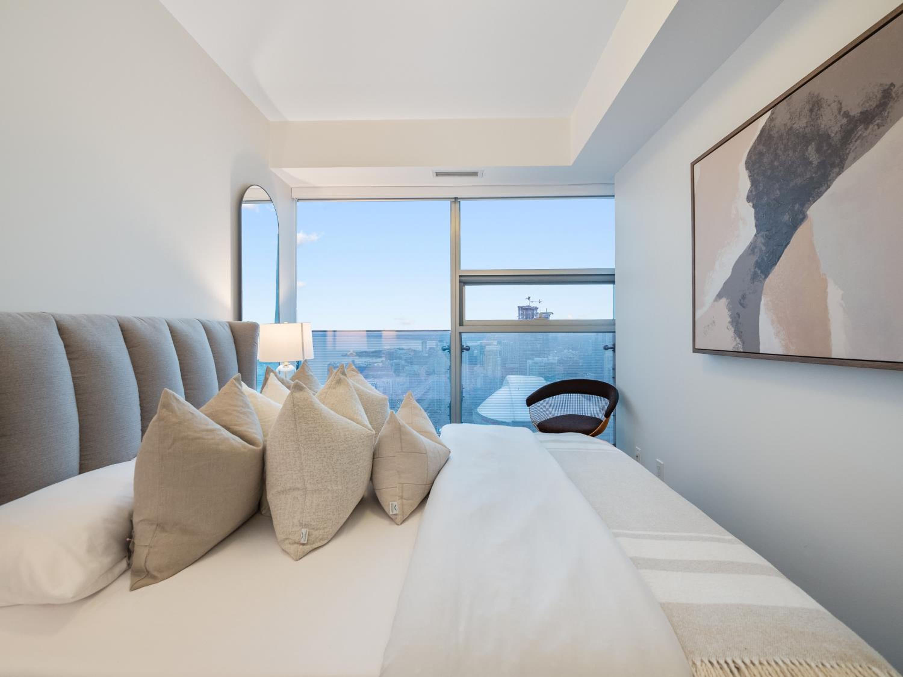 Luxury 2Br Condo Entertainment District Downtown CN Tower View Balcony Pool & Hot Tub