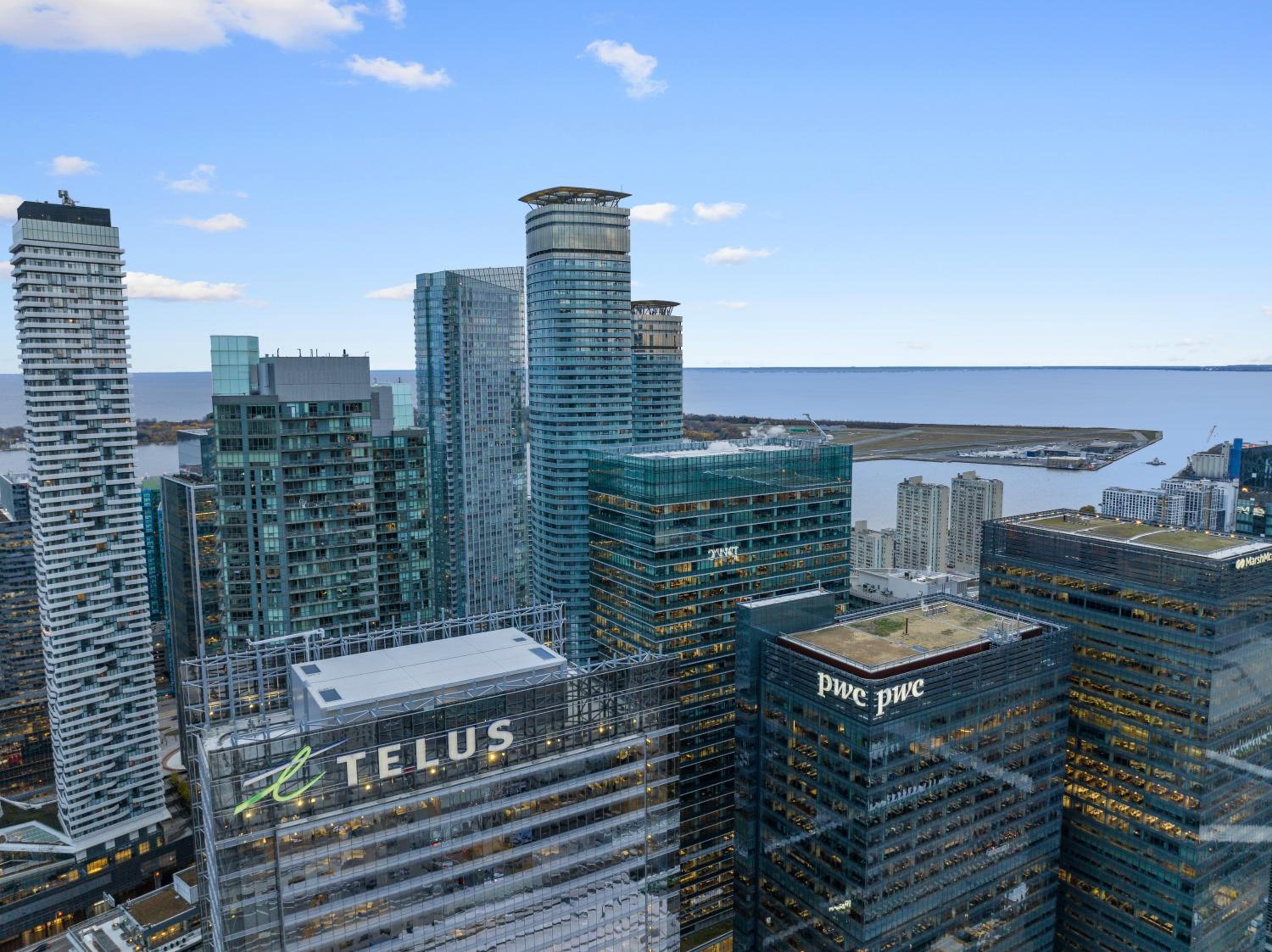 Luxury 2Br Condo Entertainment District Downtown CN Tower View Balcony Pool & Hot Tub