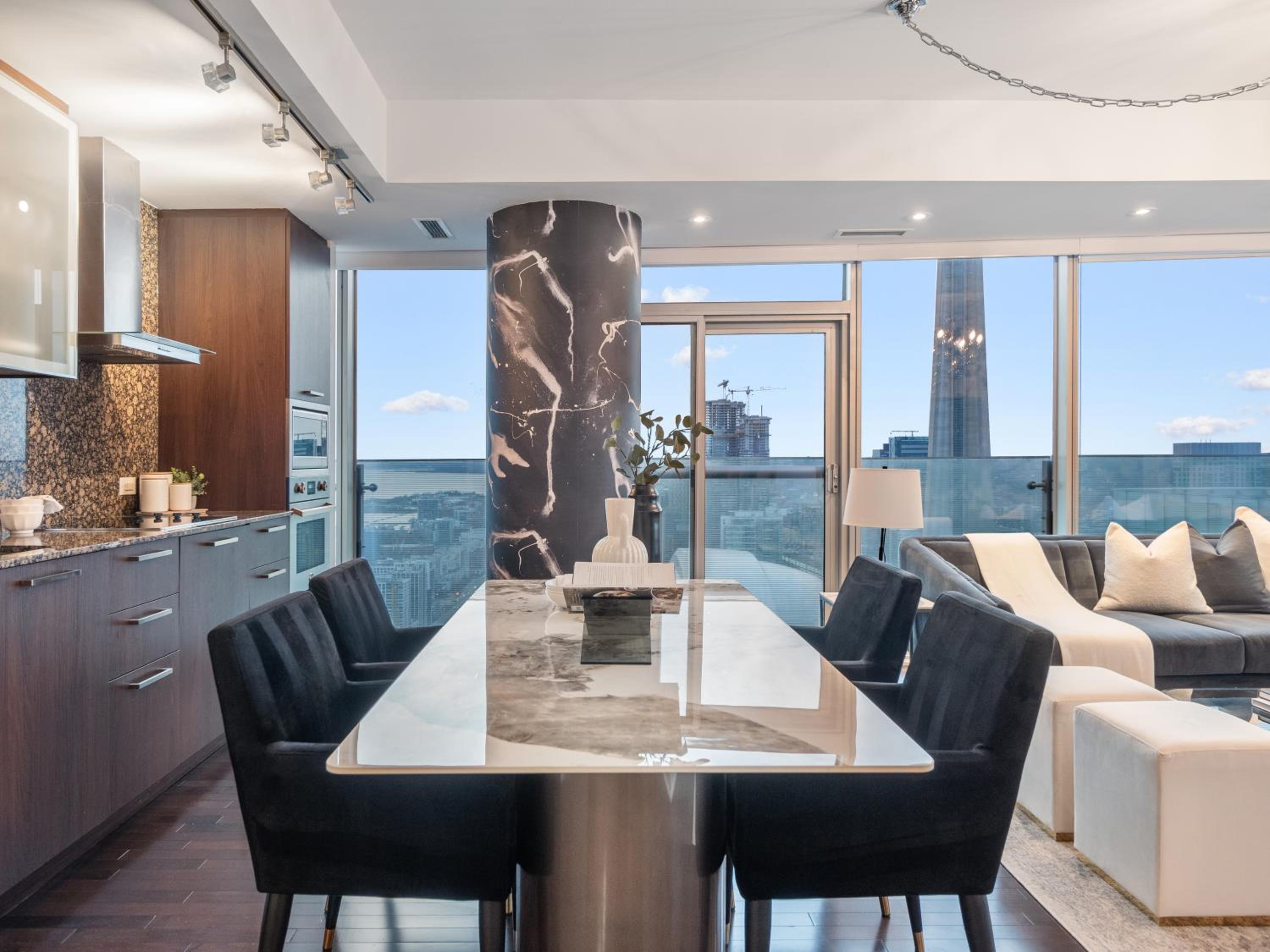Luxury 2Br Condo Entertainment District Downtown CN Tower View Balcony Pool & Hot Tub