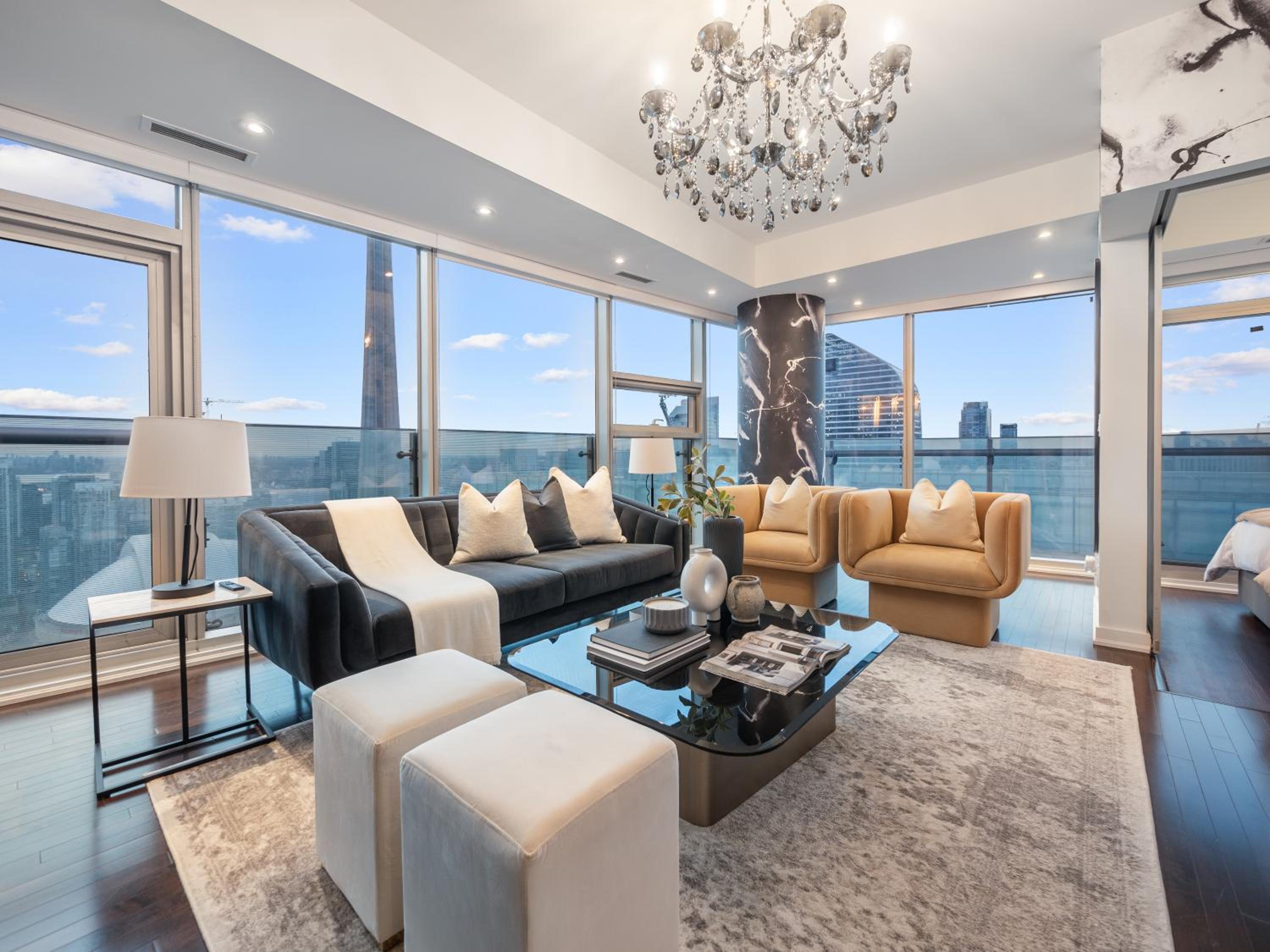 Luxury 2Br Condo Entertainment District Downtown CN Tower View Balcony Pool & Hot Tub