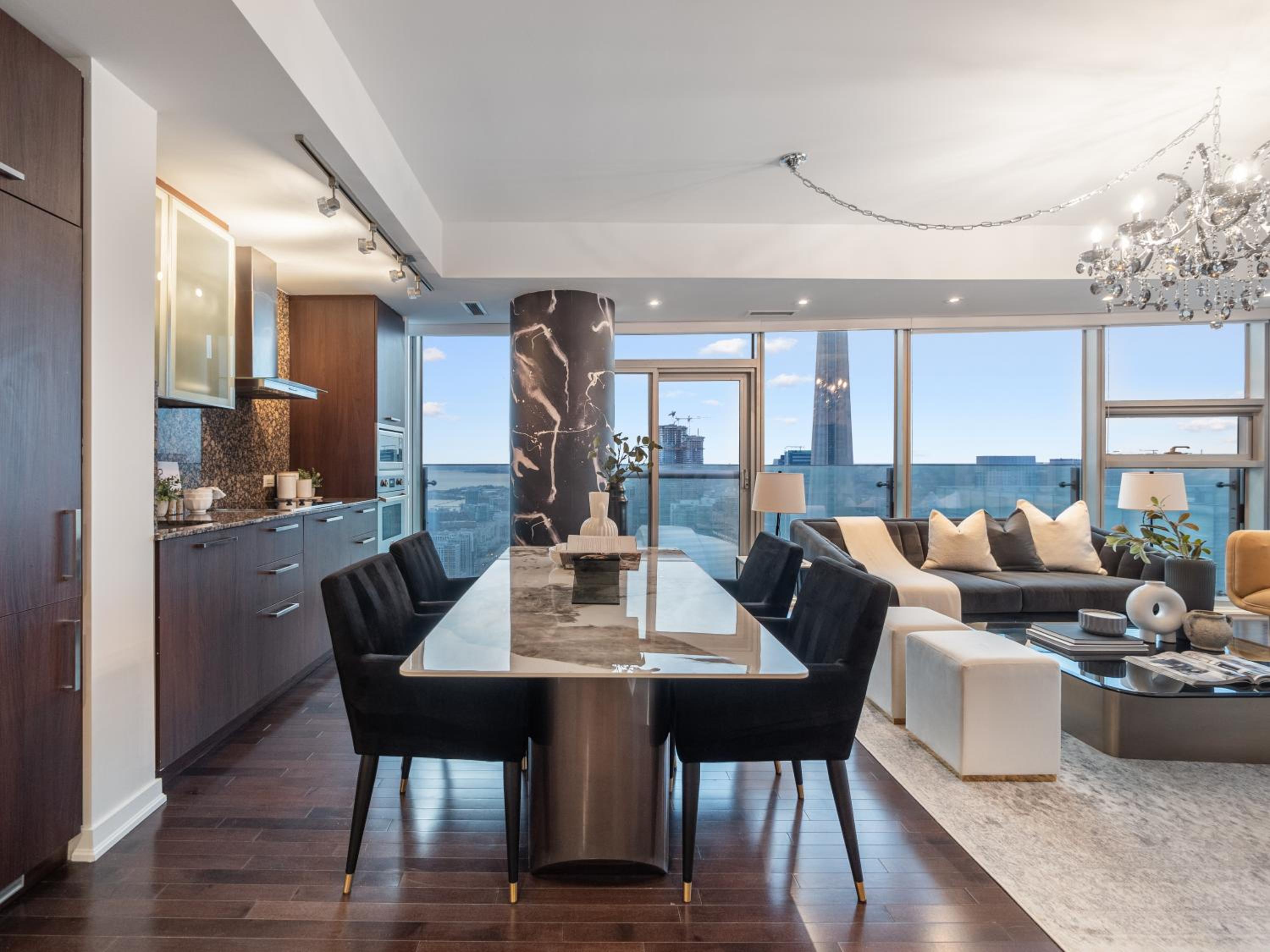 Luxury 2Br Condo Entertainment District Downtown CN Tower View Balcony Pool & Hot Tub