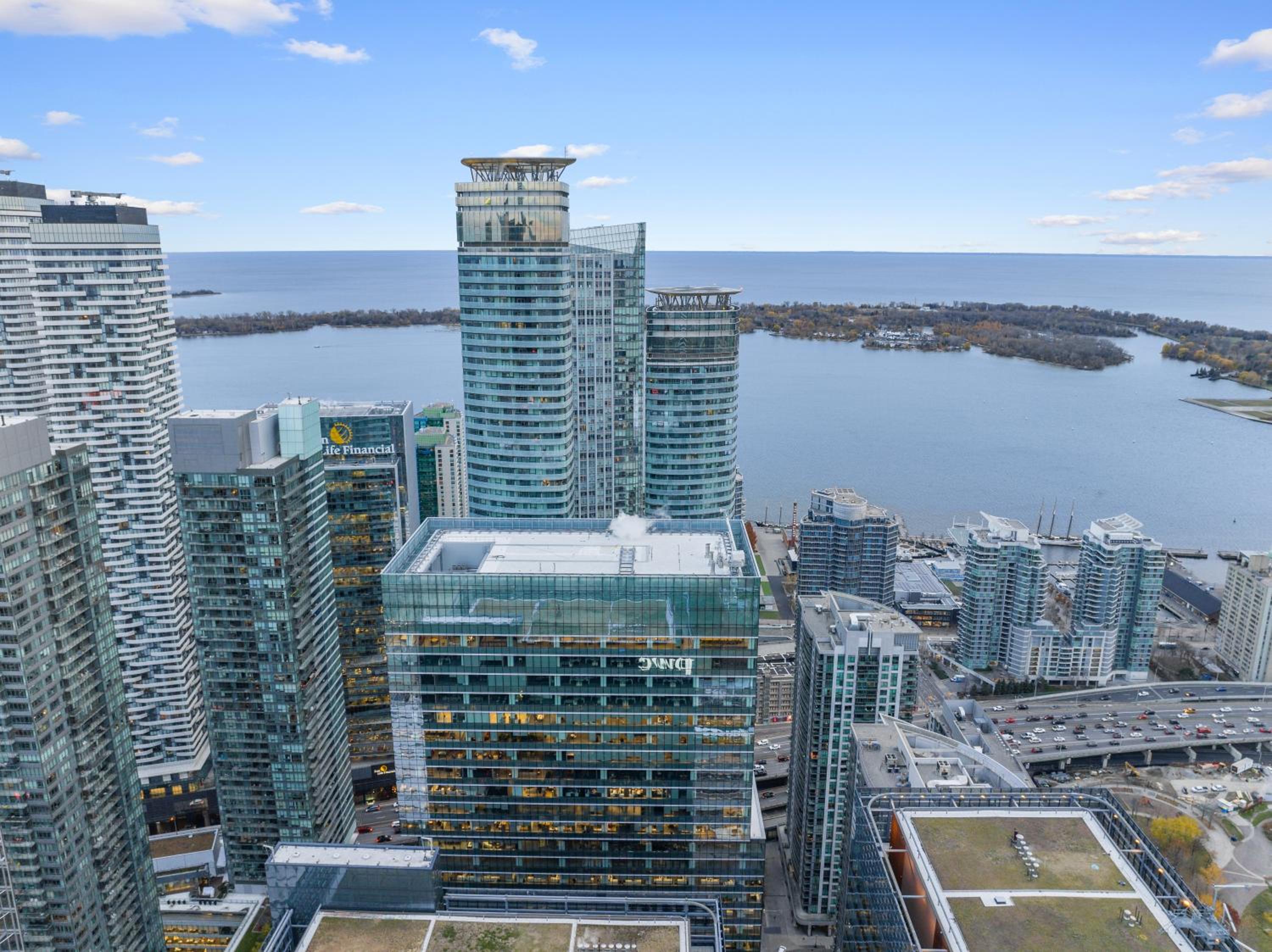 Luxury 2Br Condo Entertainment District Downtown CN Tower View Balcony Pool & Hot Tub