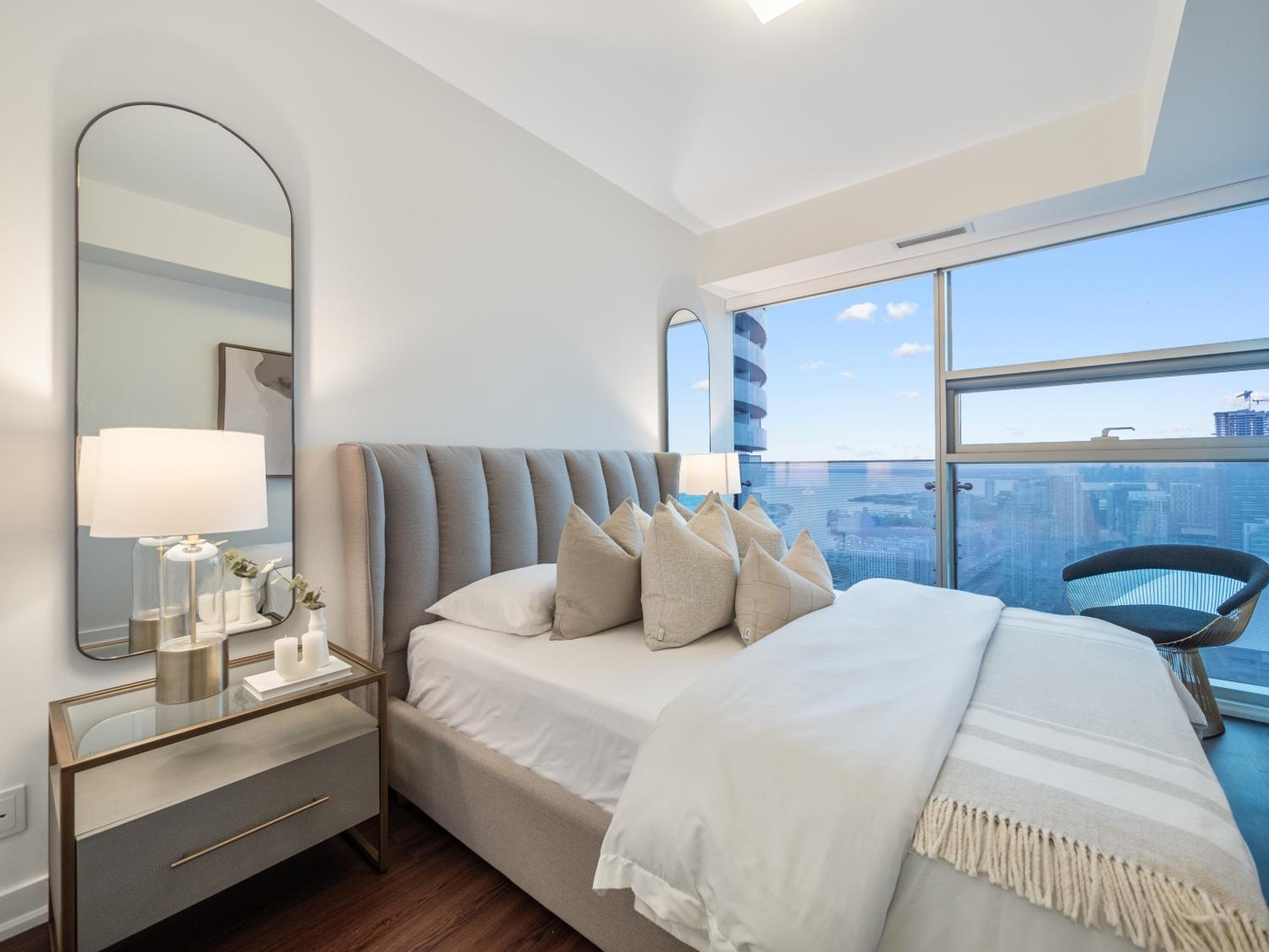 Luxury 2Br Condo Entertainment District Downtown CN Tower View Balcony Pool & Hot Tub