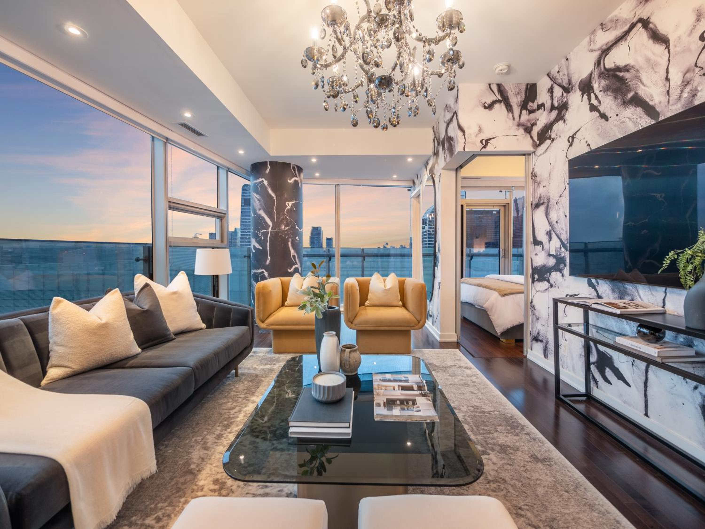 Luxury 2Br Condo Entertainment District Downtown CN Tower View Balcony Pool & Hot Tub