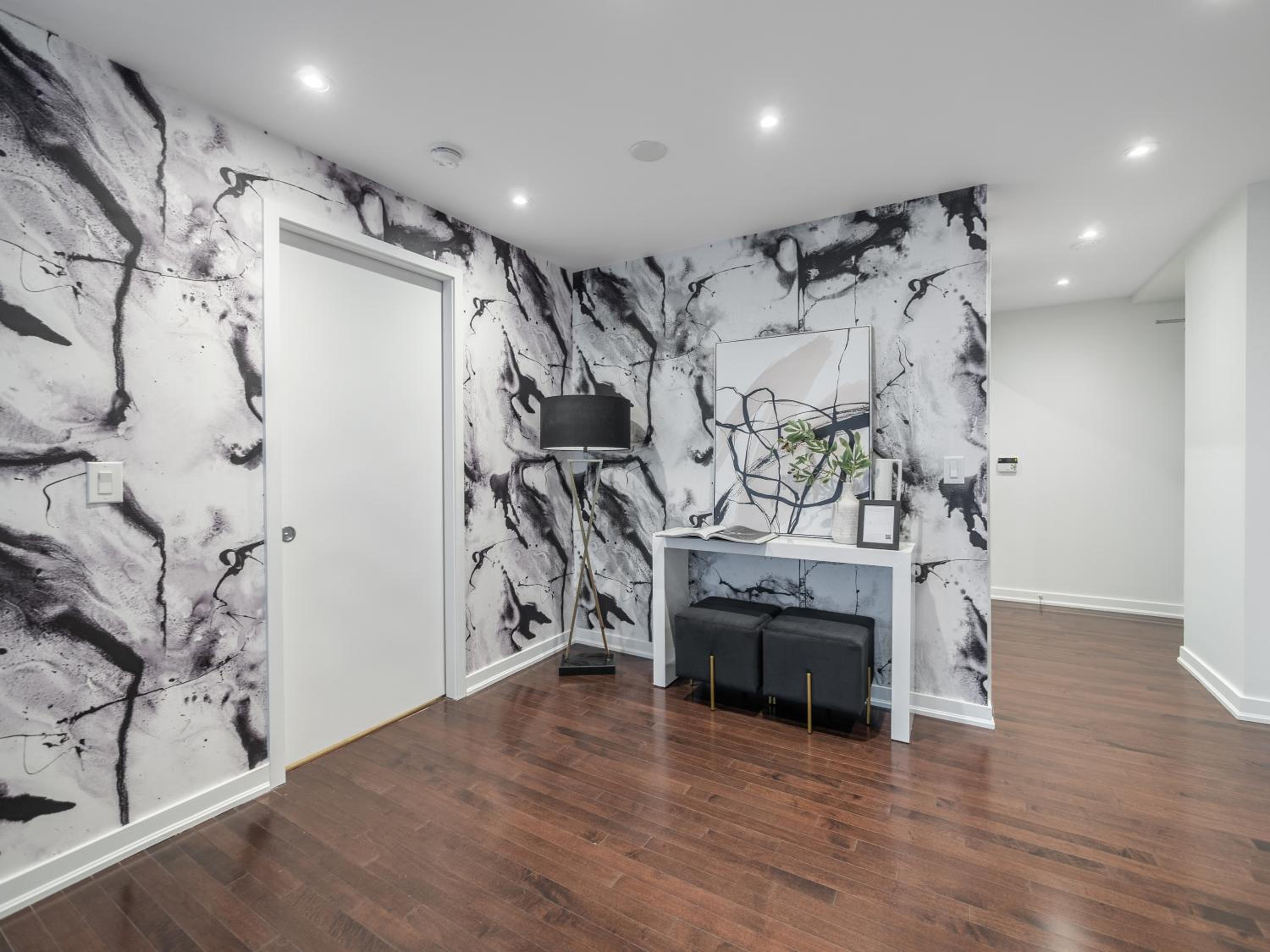 Luxury 2Br Condo Entertainment District Downtown CN Tower View Balcony Pool & Hot Tub