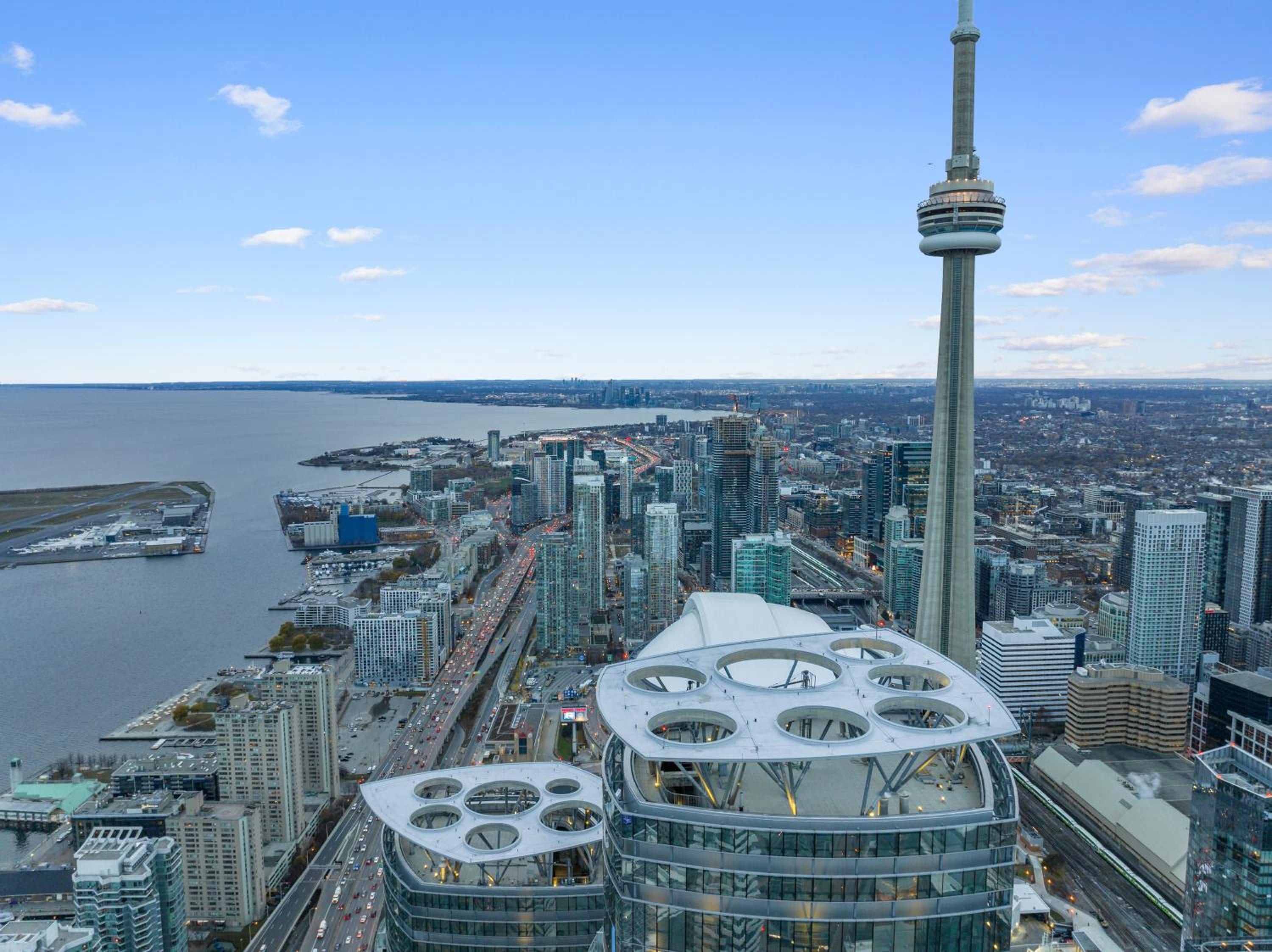 Luxury 2Br Condo Entertainment District Downtown CN Tower View Balcony Pool & Hot Tub