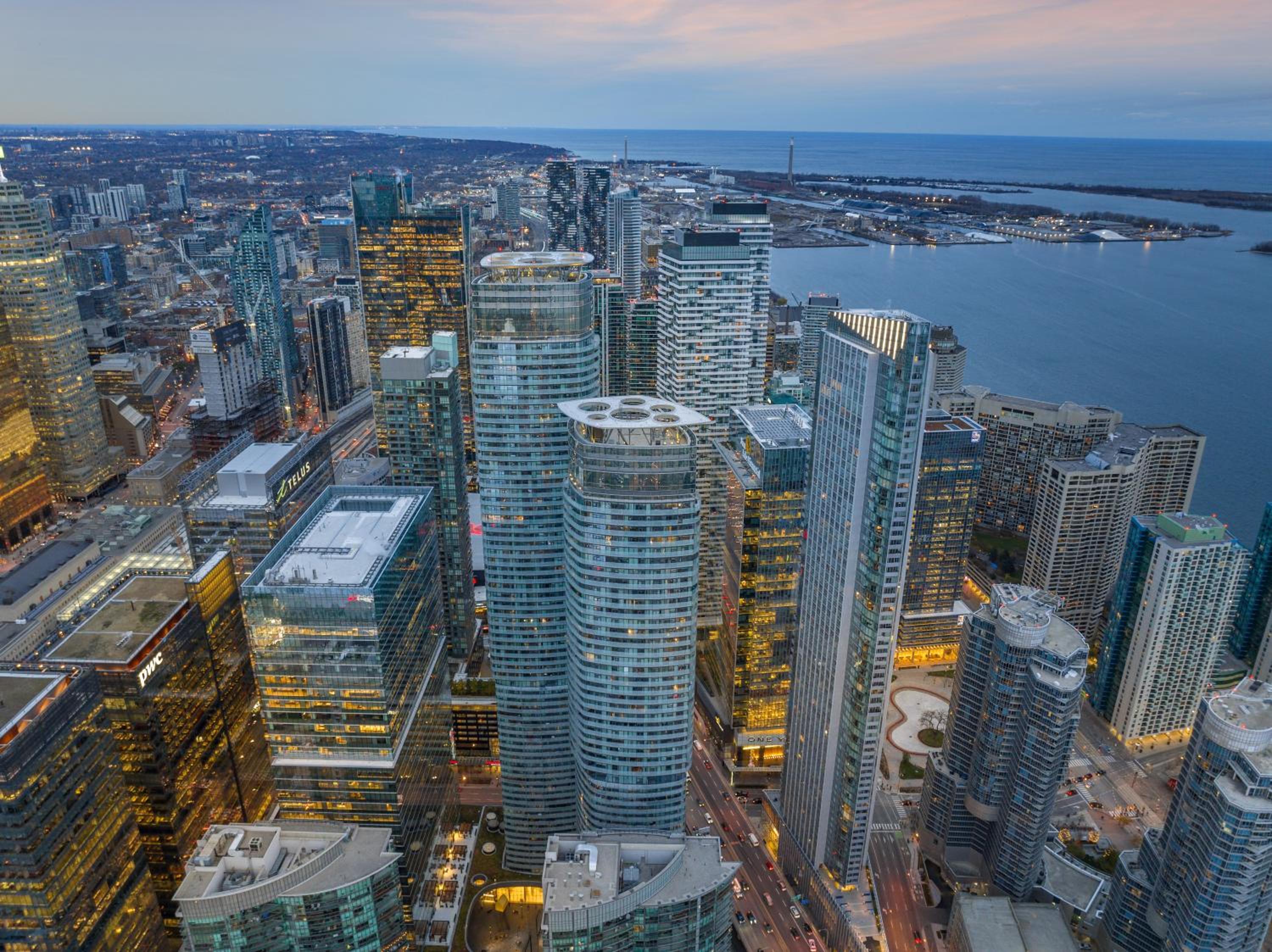 Luxury 2Br Condo Entertainment District Downtown CN Tower View Balcony Pool & Hot Tub