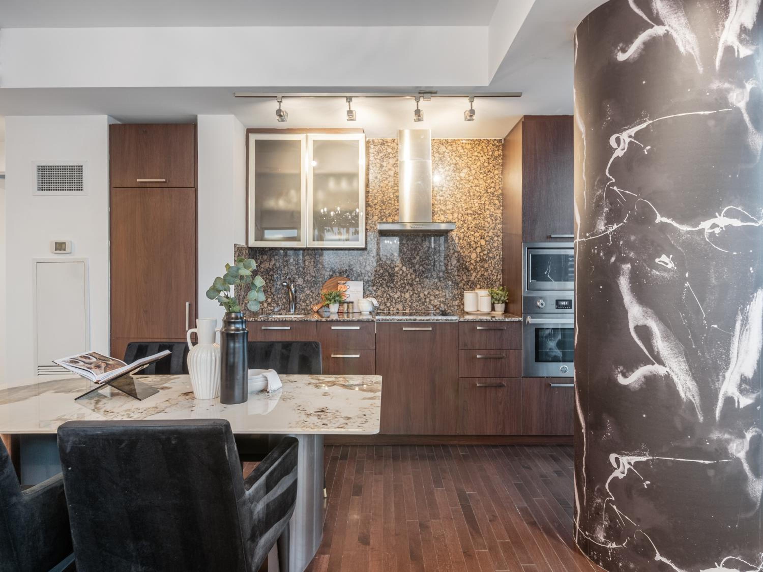 Luxury 2Br Condo Entertainment District Downtown CN Tower View Balcony Pool & Hot Tub