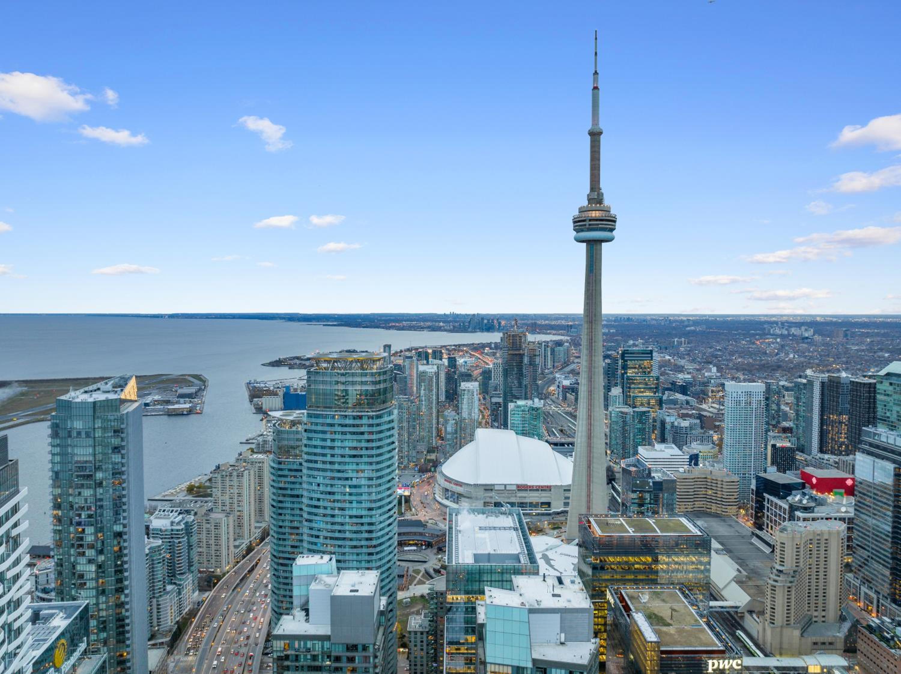 Luxury 2Br Condo Entertainment District Downtown CN Tower View Balcony Pool & Hot Tub