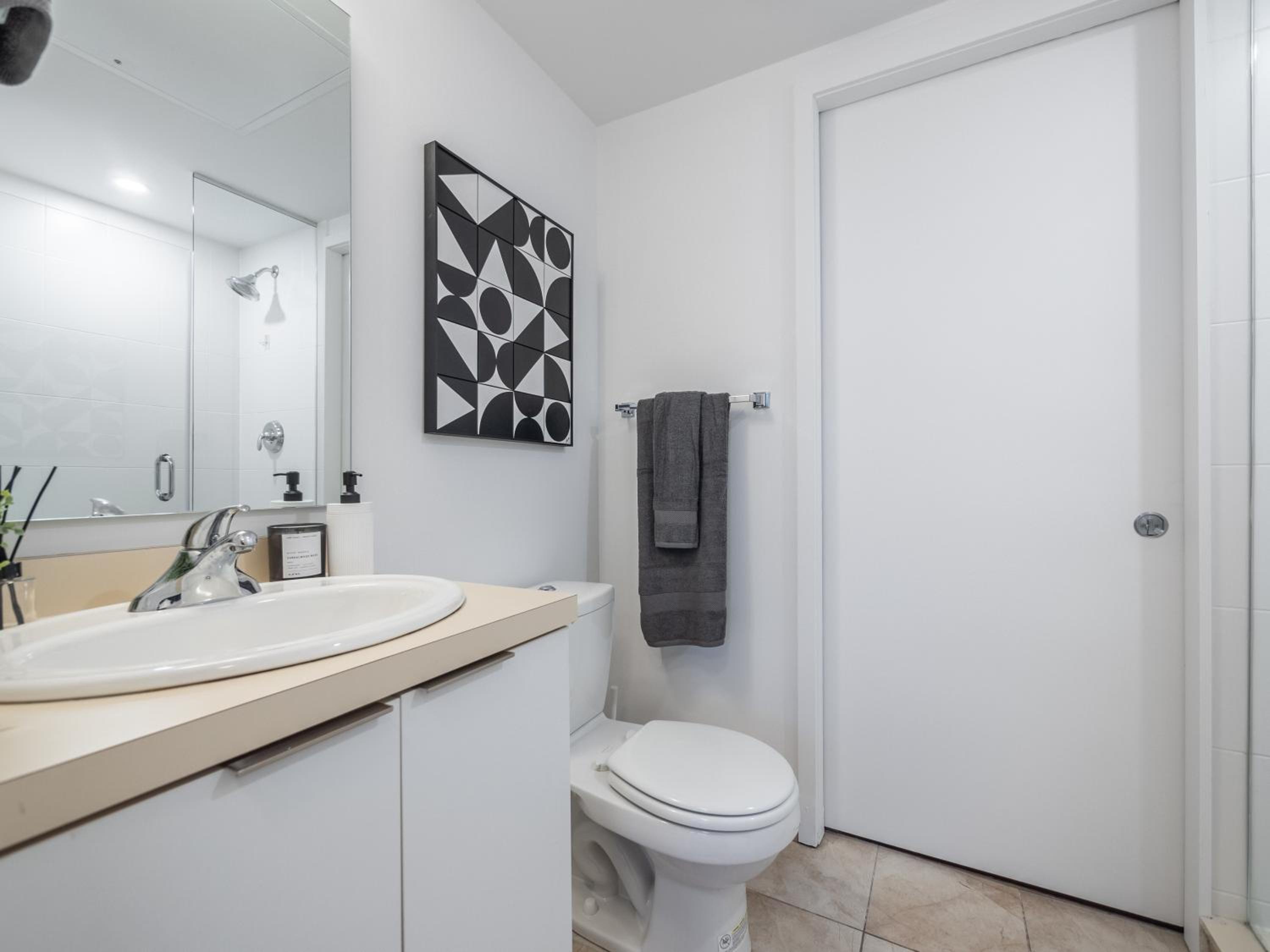 Luxury 2Br Condo Entertainment District Downtown CN Tower View Balcony Pool & Hot Tub